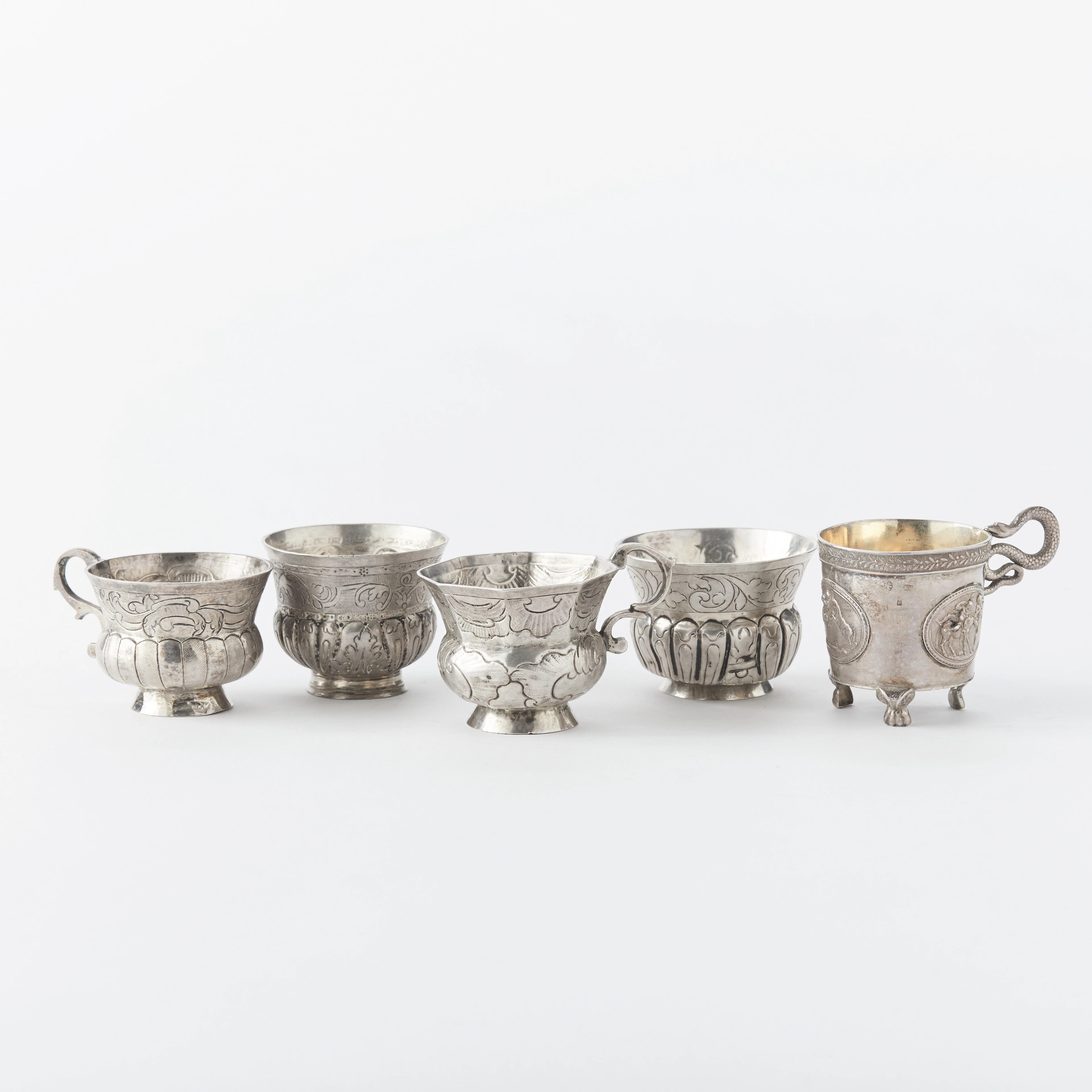 VODKAKOPPAR, Fem stycken. Silver. Ryssland 1700 och 1800-tal. Varav