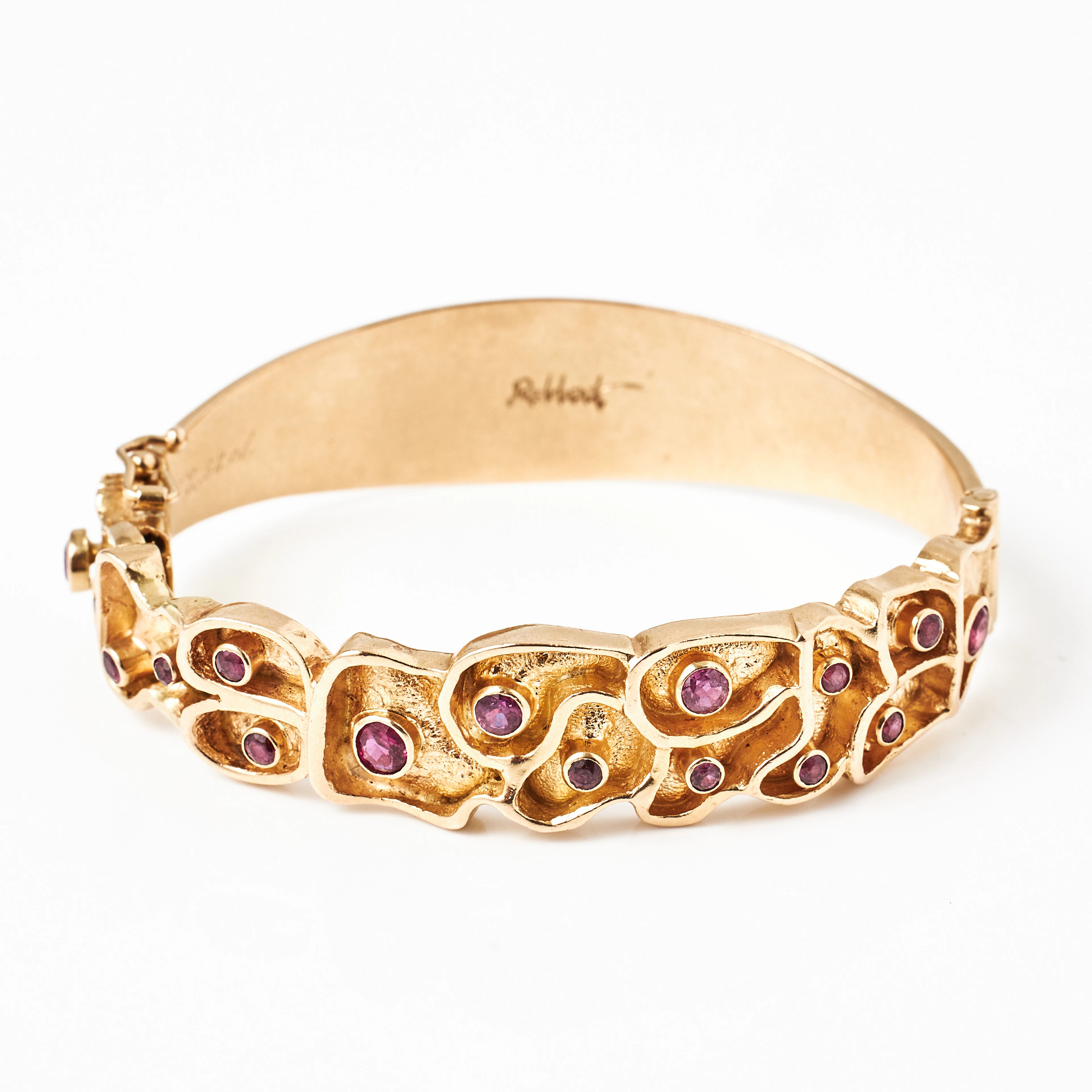 ARMRING, 18 k guld, dekor med 16 fasettslipade rubiner totalt 2,68