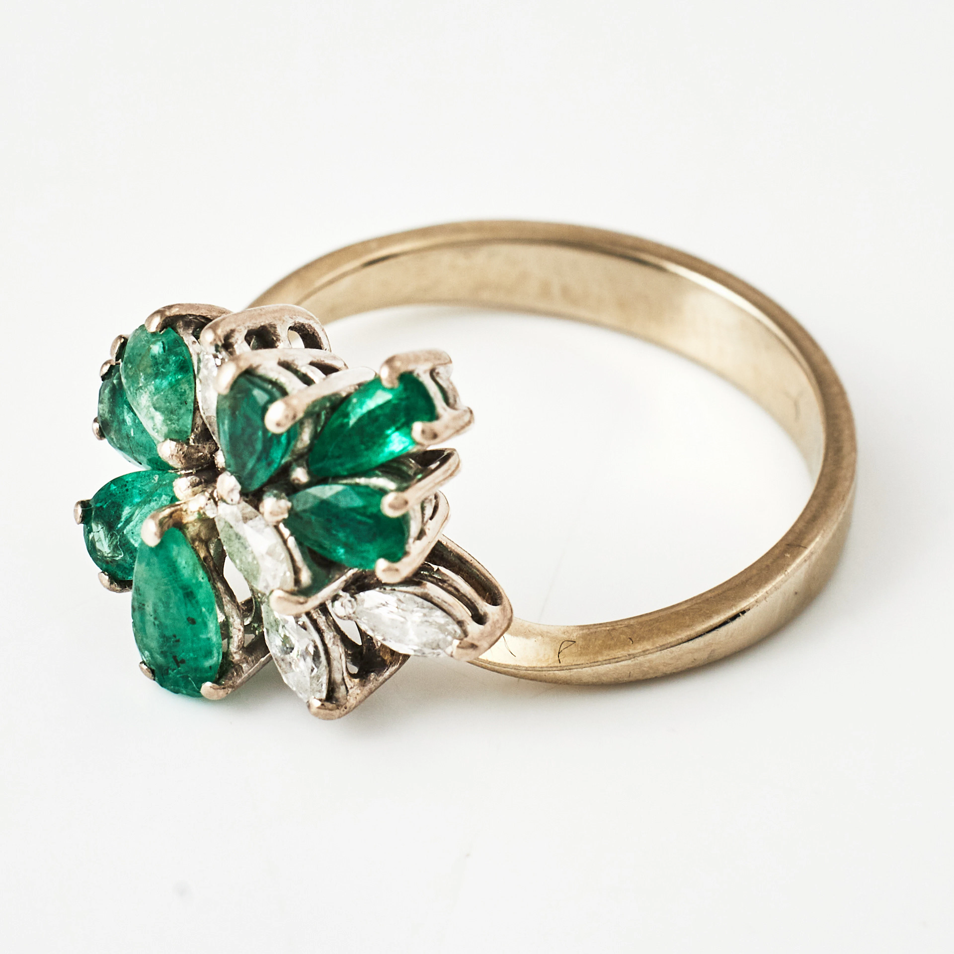 RING, 18 k rodierat vitguld, 6 pendeloqueslipade smaragder, 4 navettslipade