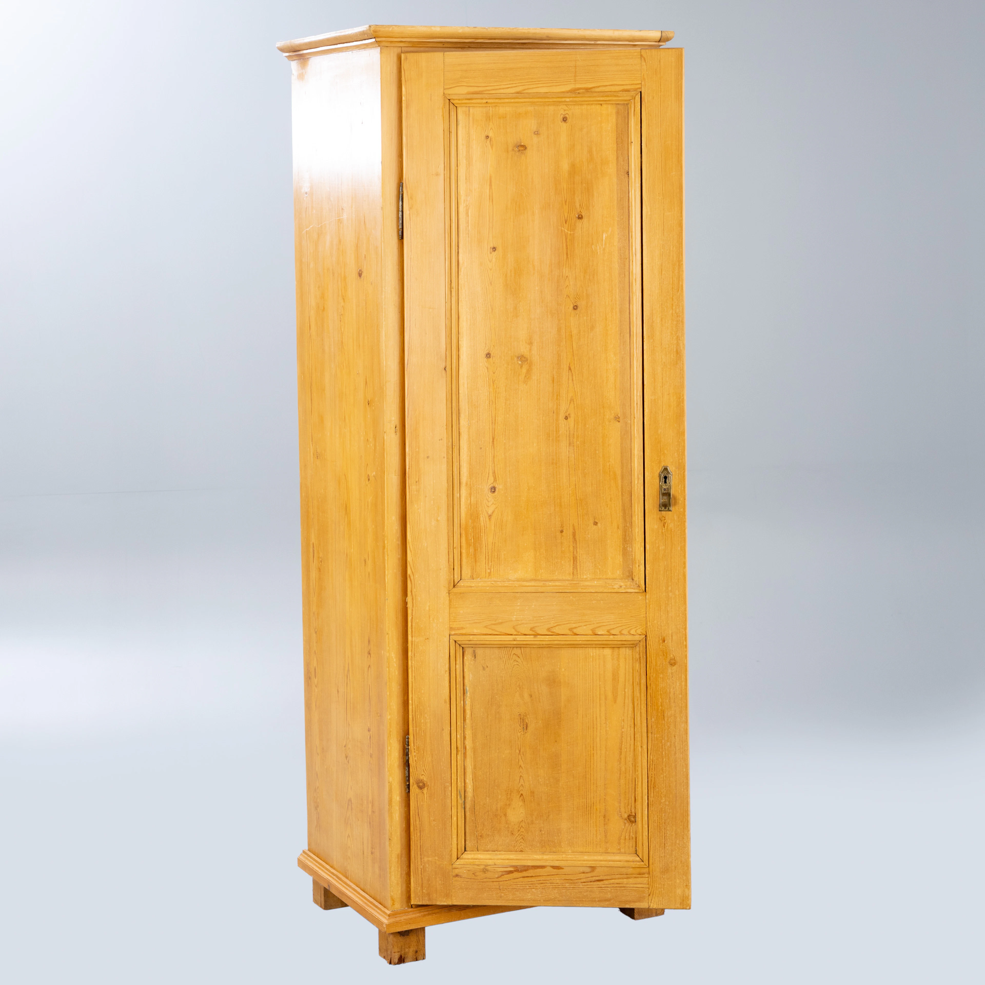 Schmaler Schrank, Nadelholz, Deutschland, 1. Hälfte 20. Jh.