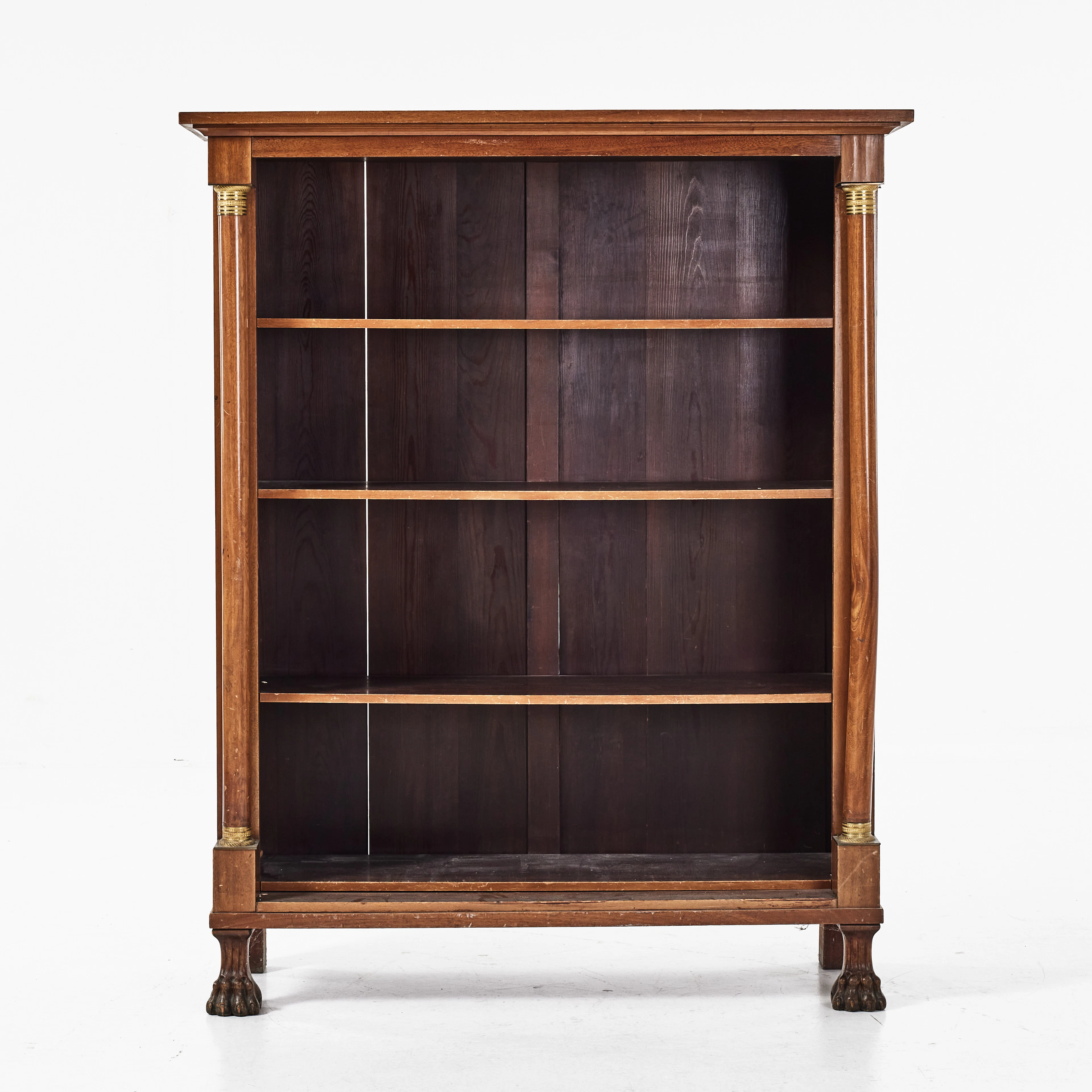 BOKHYLLA, Karl Johan-stil, fanerat i mahogny, mässings detaljer, fotavslut