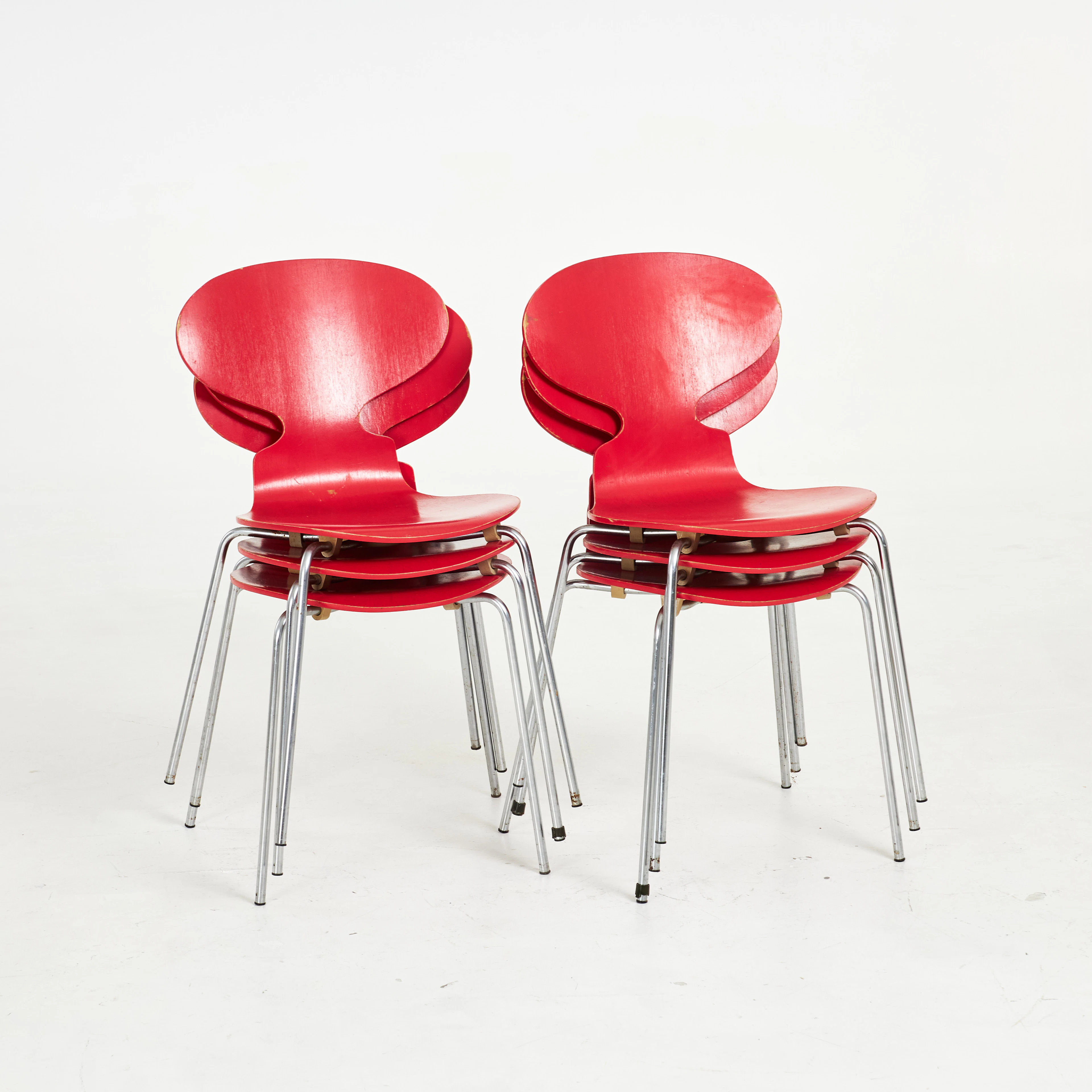 ARNE JACOBSEN. Stolar 6 st, ask, rödlackerade, "Myran", Fritz Hansen