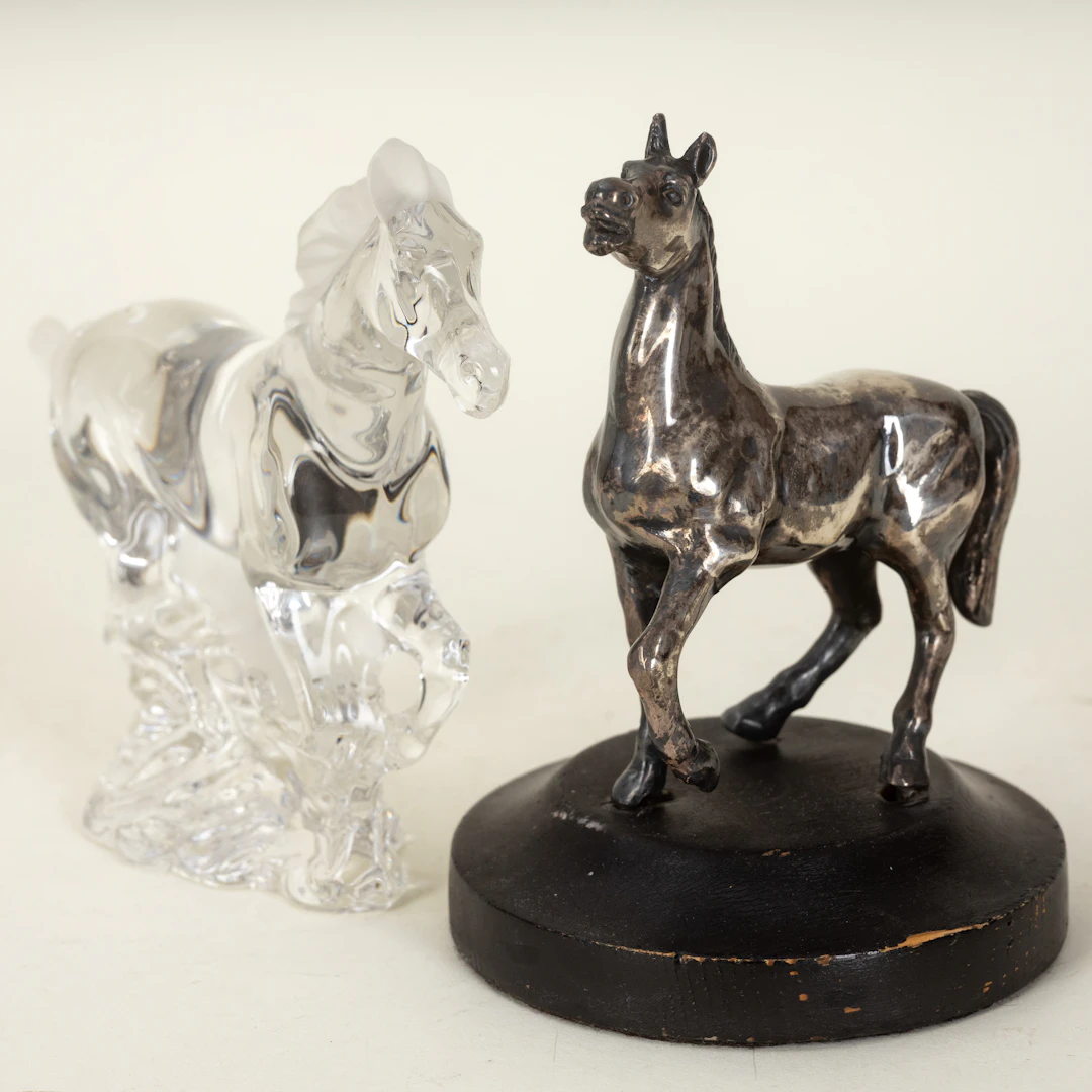 Kleine Pferdeskulptur, Sterling Silber, und eine Skulptur eines galoppierenden
