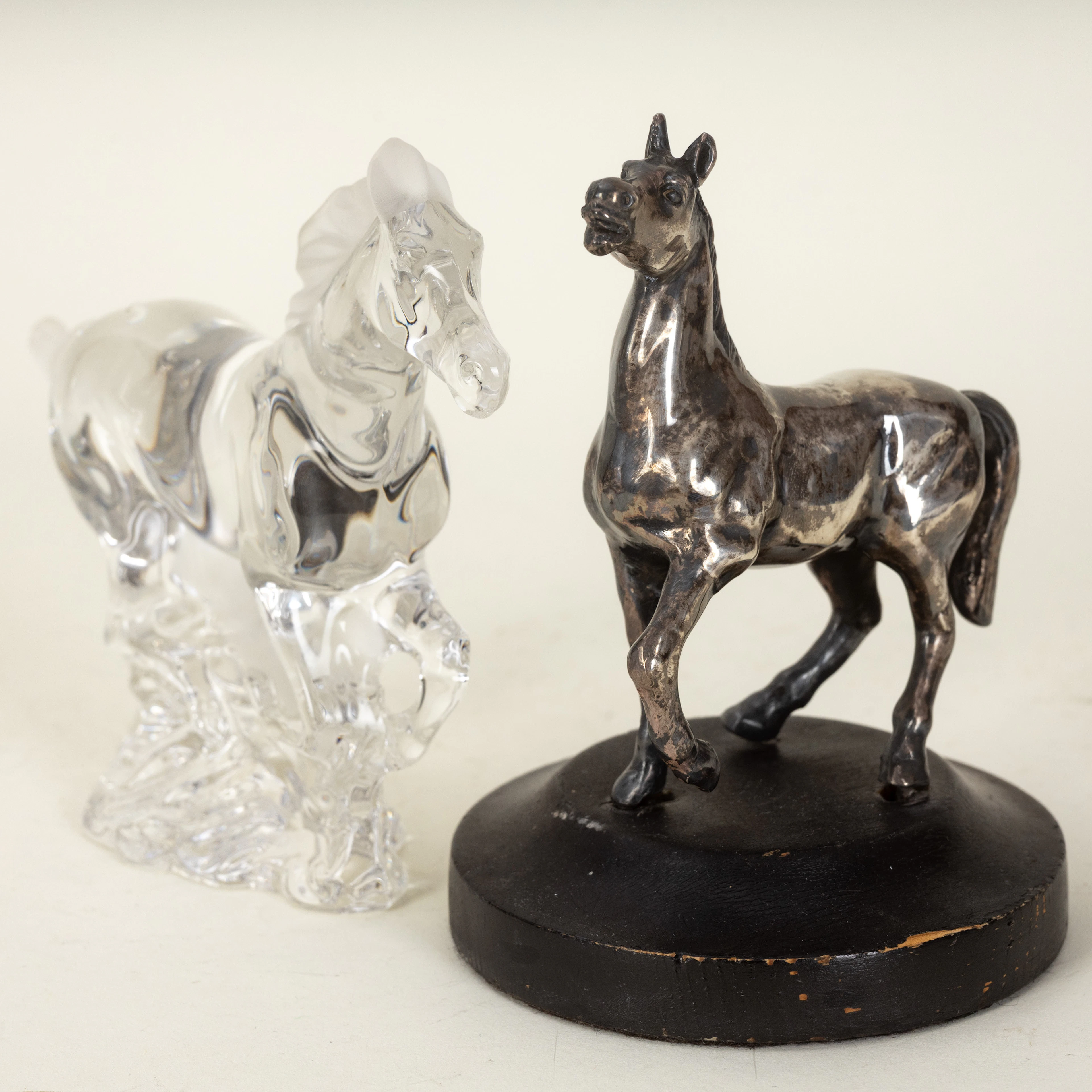 Kleine Pferdeskulptur, Sterling Silber, und eine Skulptur eines galoppierenden