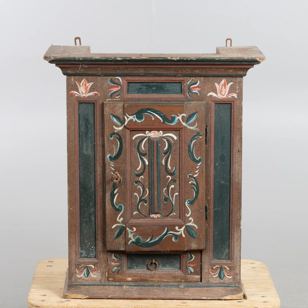 VÄGGSKÅP, allmoge, bemålat trä, 1800-tal.