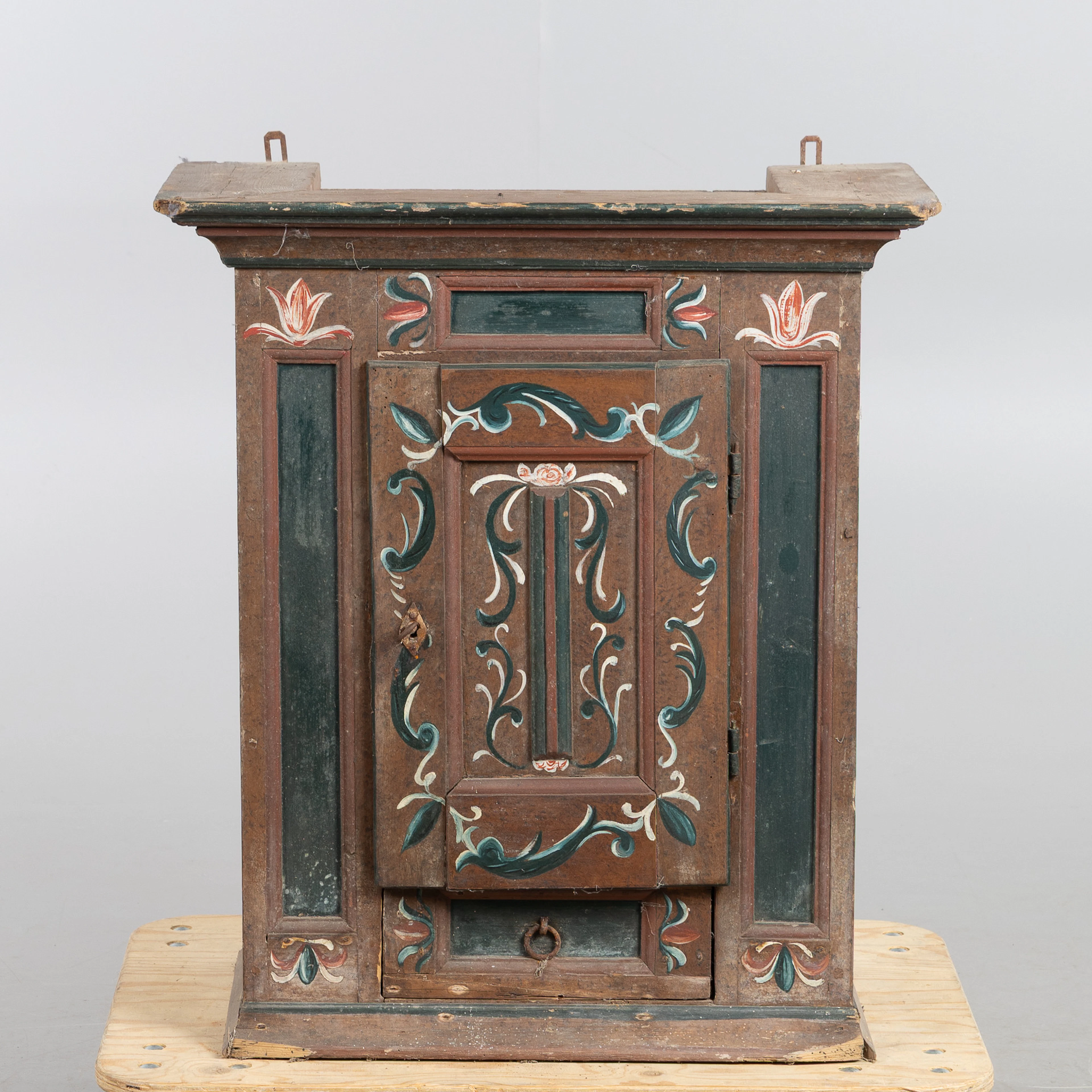 VÄGGSKÅP, allmoge, bemålat trä, 1800-tal.