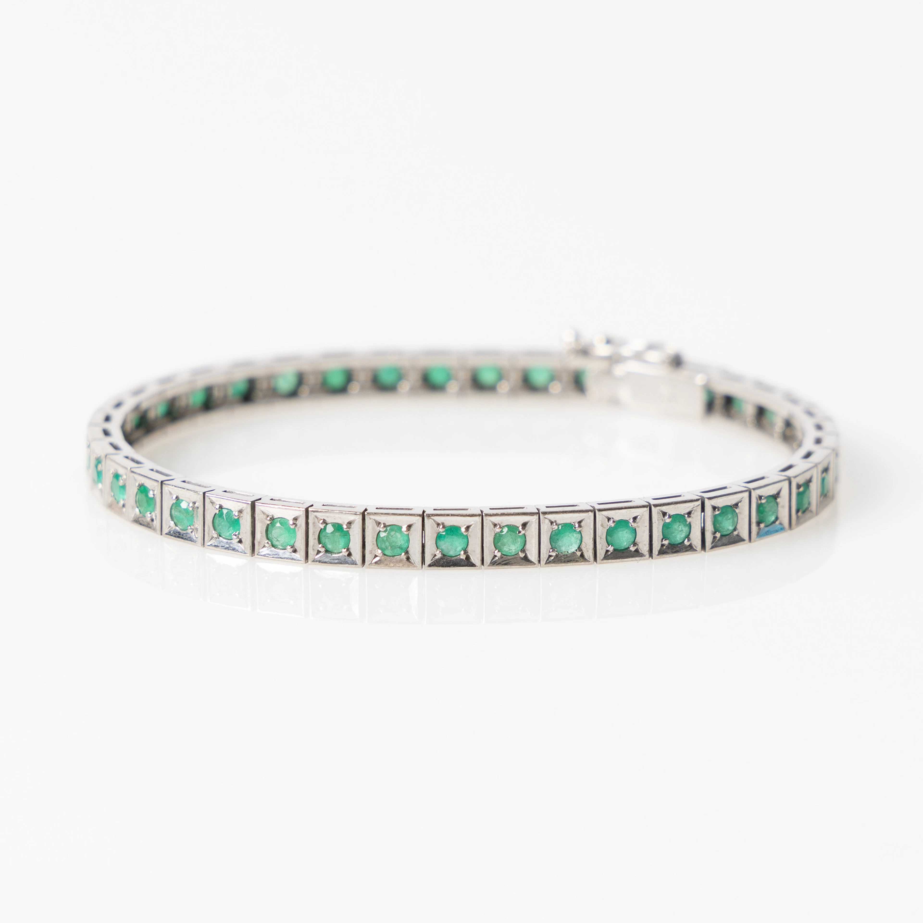 ARMBAND, 18K vitguld med fasettslipade smaragder.