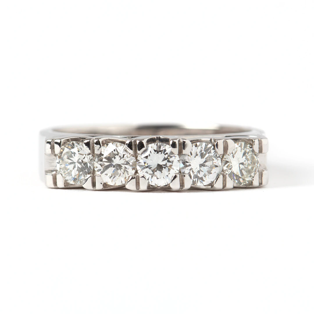 RING, 18K vitguld med diamanter.