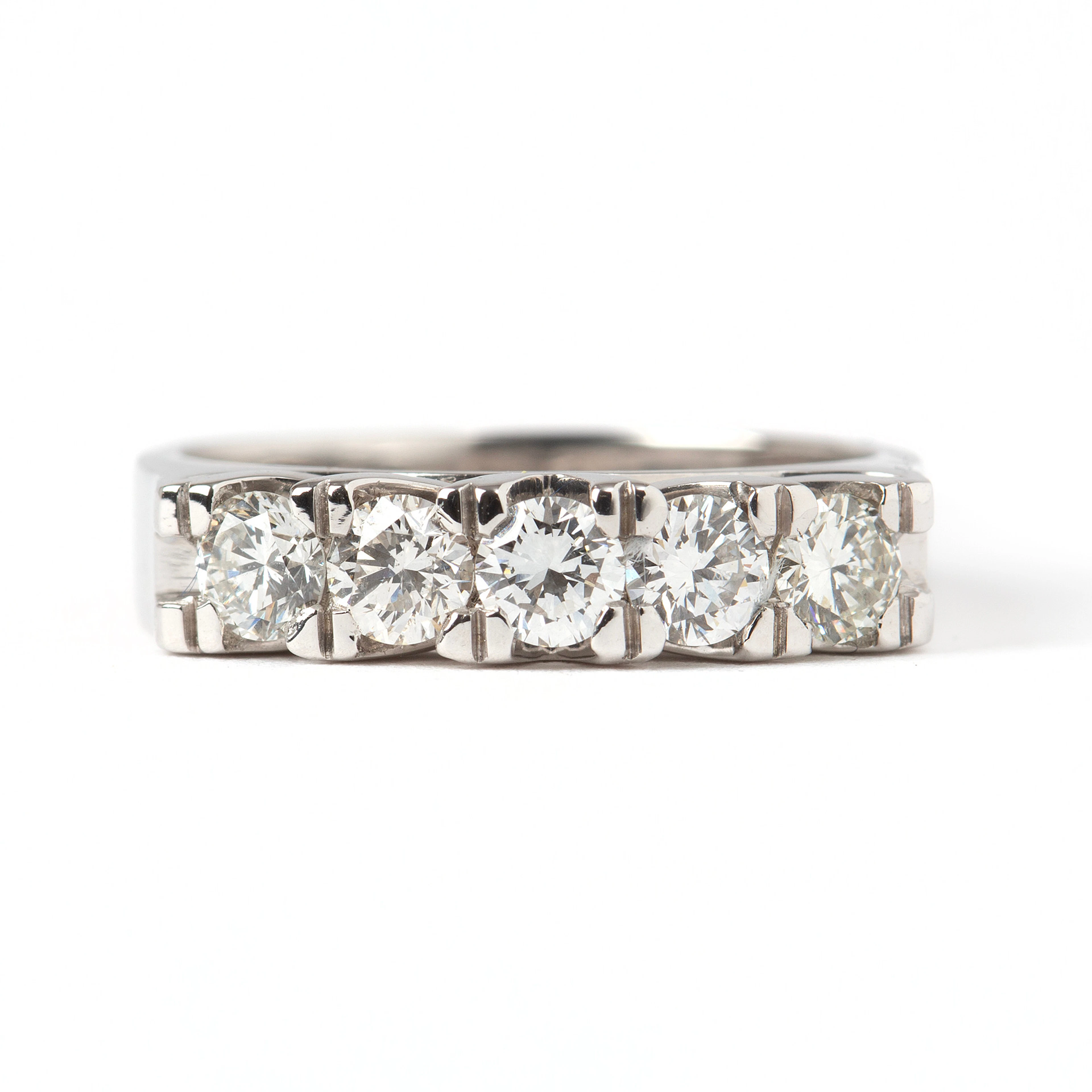 RING, 18K vitguld med diamanter.