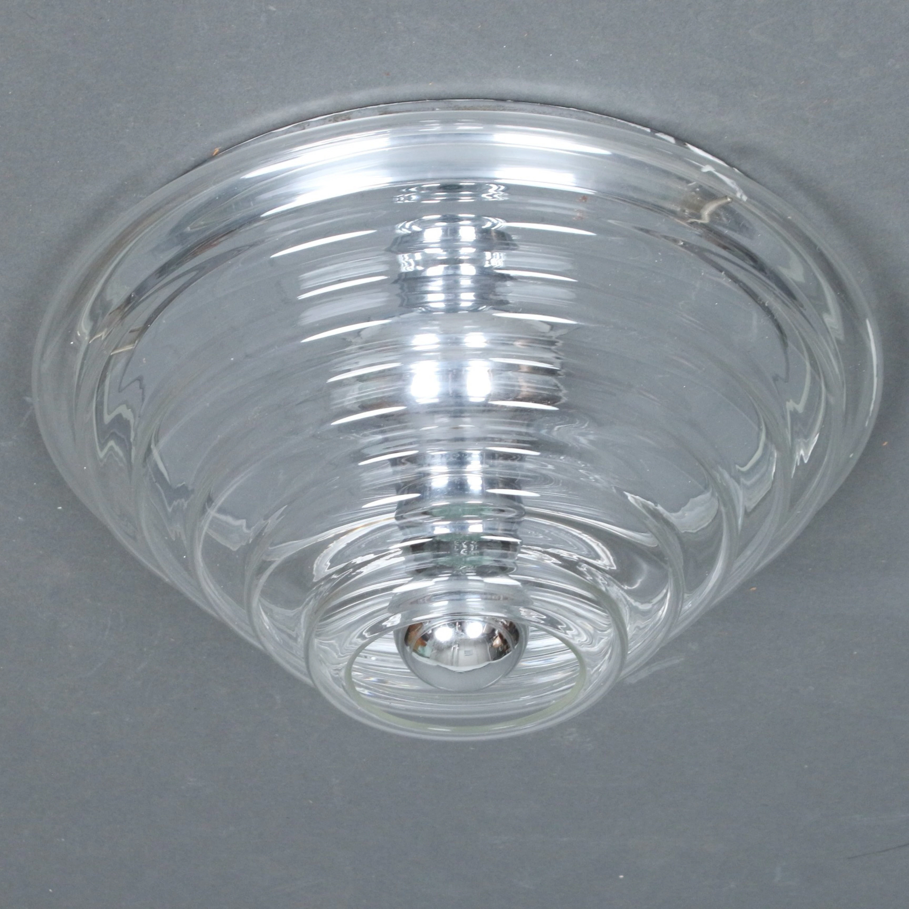 Mid-Century Deckenleuchte mit gerippten Glasschirm der 1970er.