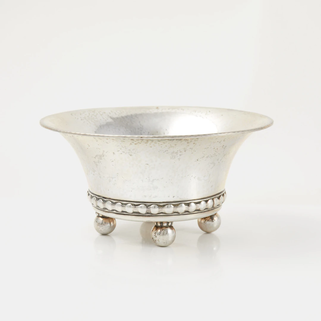 SKÅL, silver, på kulfötter, K. Andersson, Stockholm, 1917.