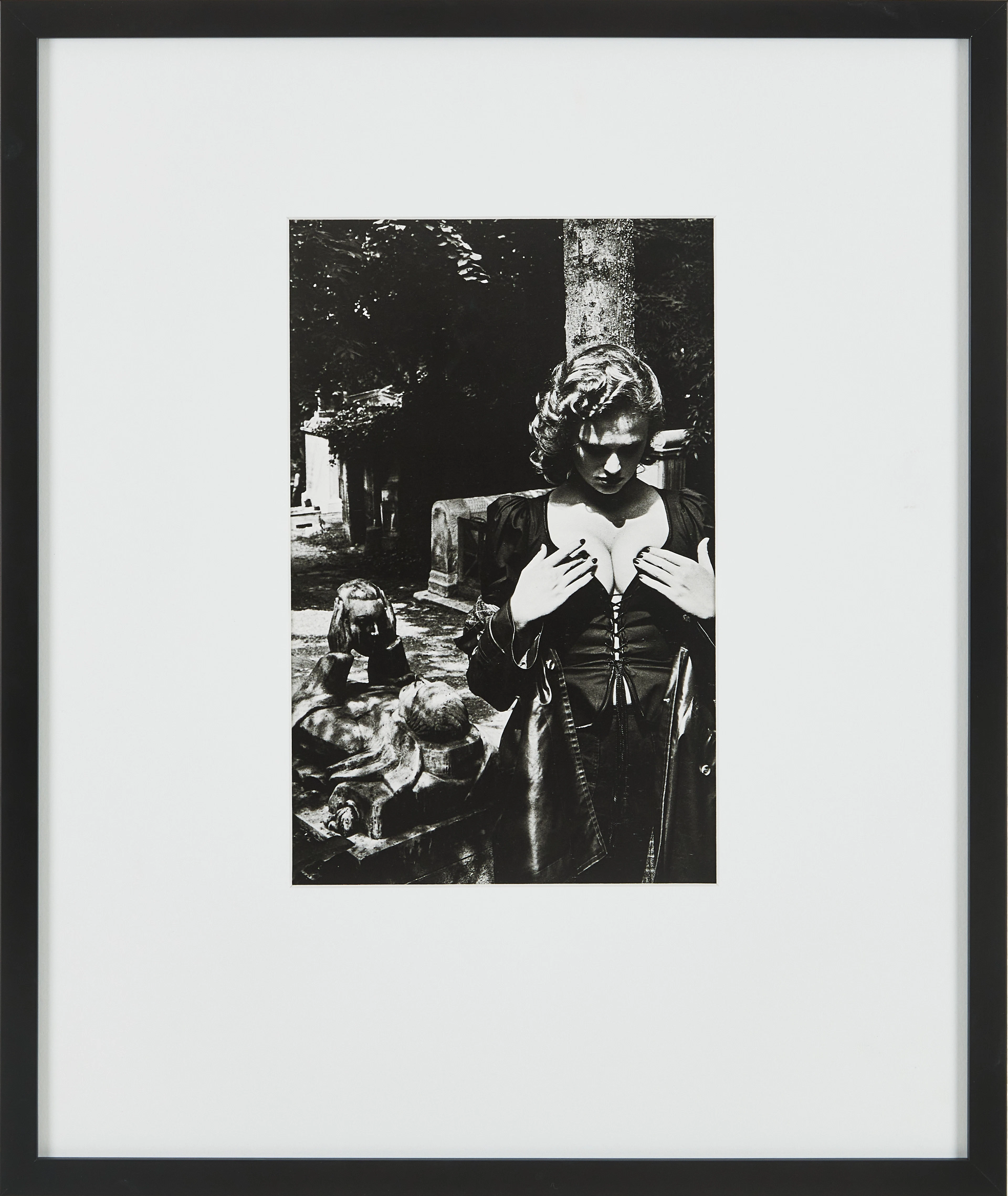 HELMUT NEWTON. Efter, "Père Lachaise - Tomb of Talma, Paris, 1977."