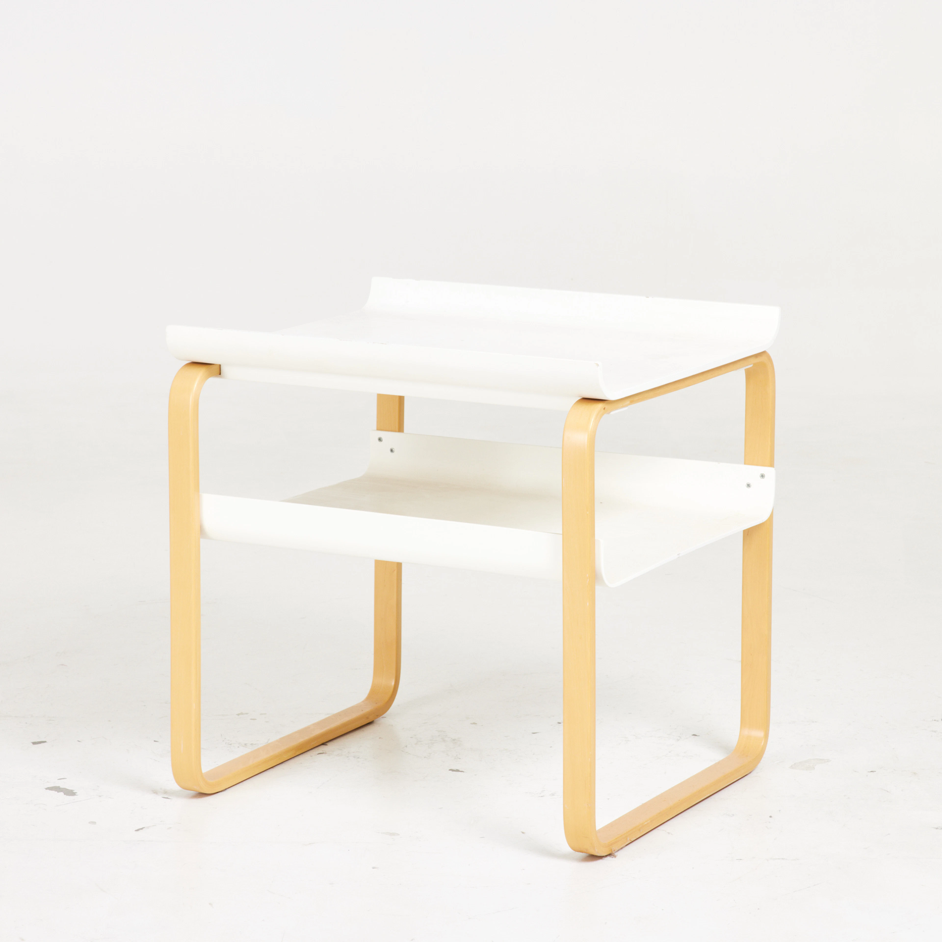 ALVAR AALTO. Sidobord, modell 75/915, vitlackerat, Artek, etikettmärkt