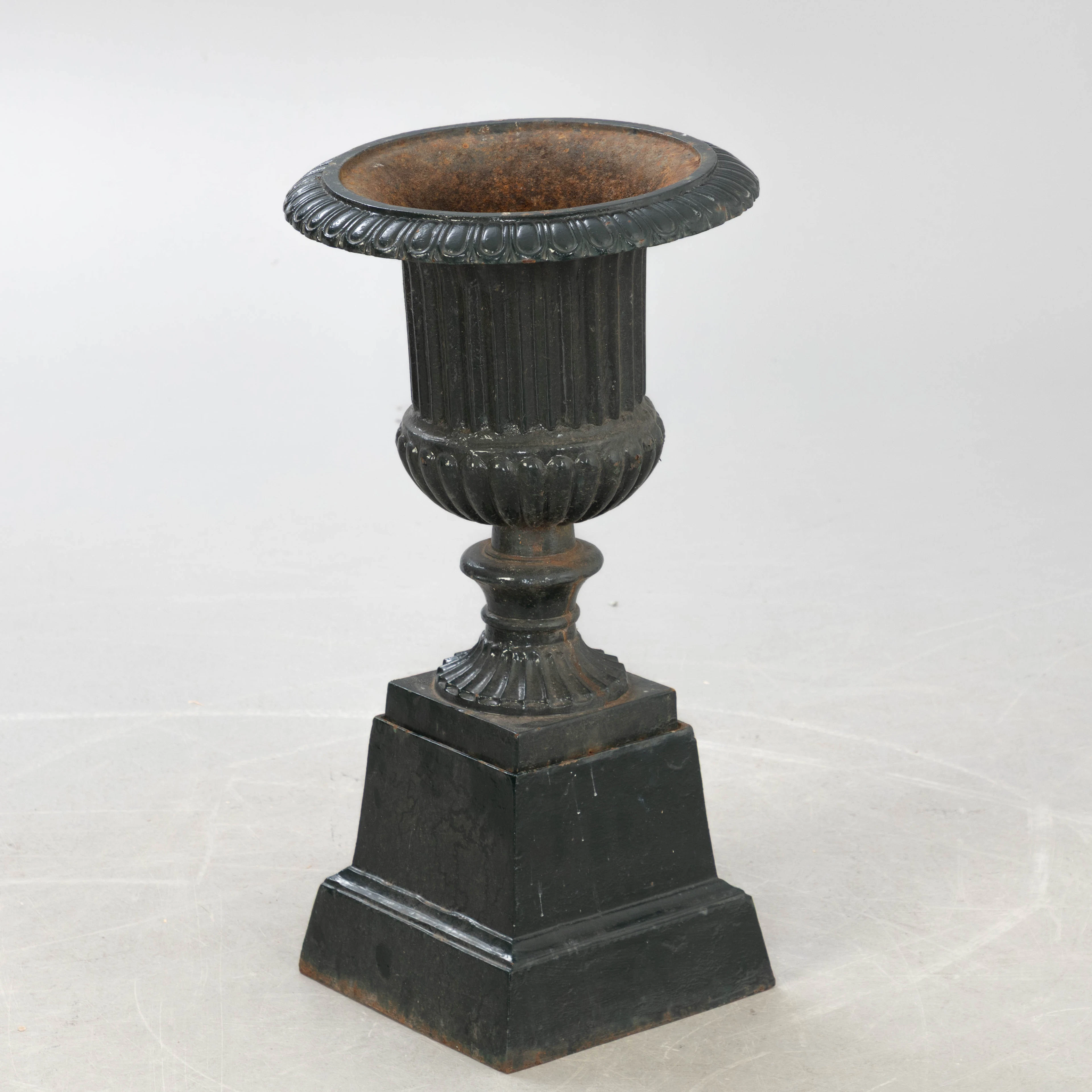Kleine Medici-Vase auf Postament, Frankreich, 1. Hälfte 20. Jh.