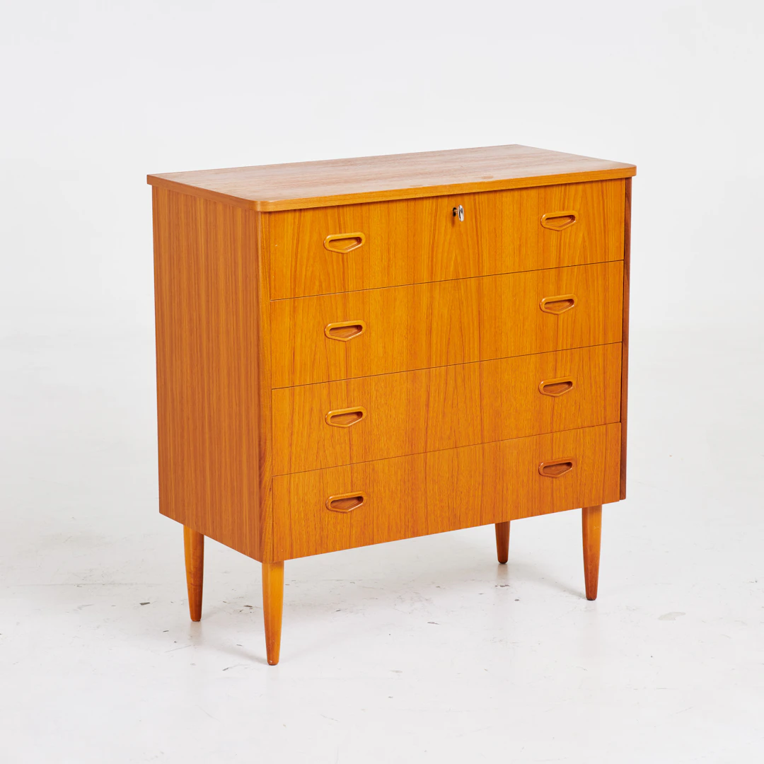 BYRÅ. Teak, fyra utdragbara lådor, 1960-tal.