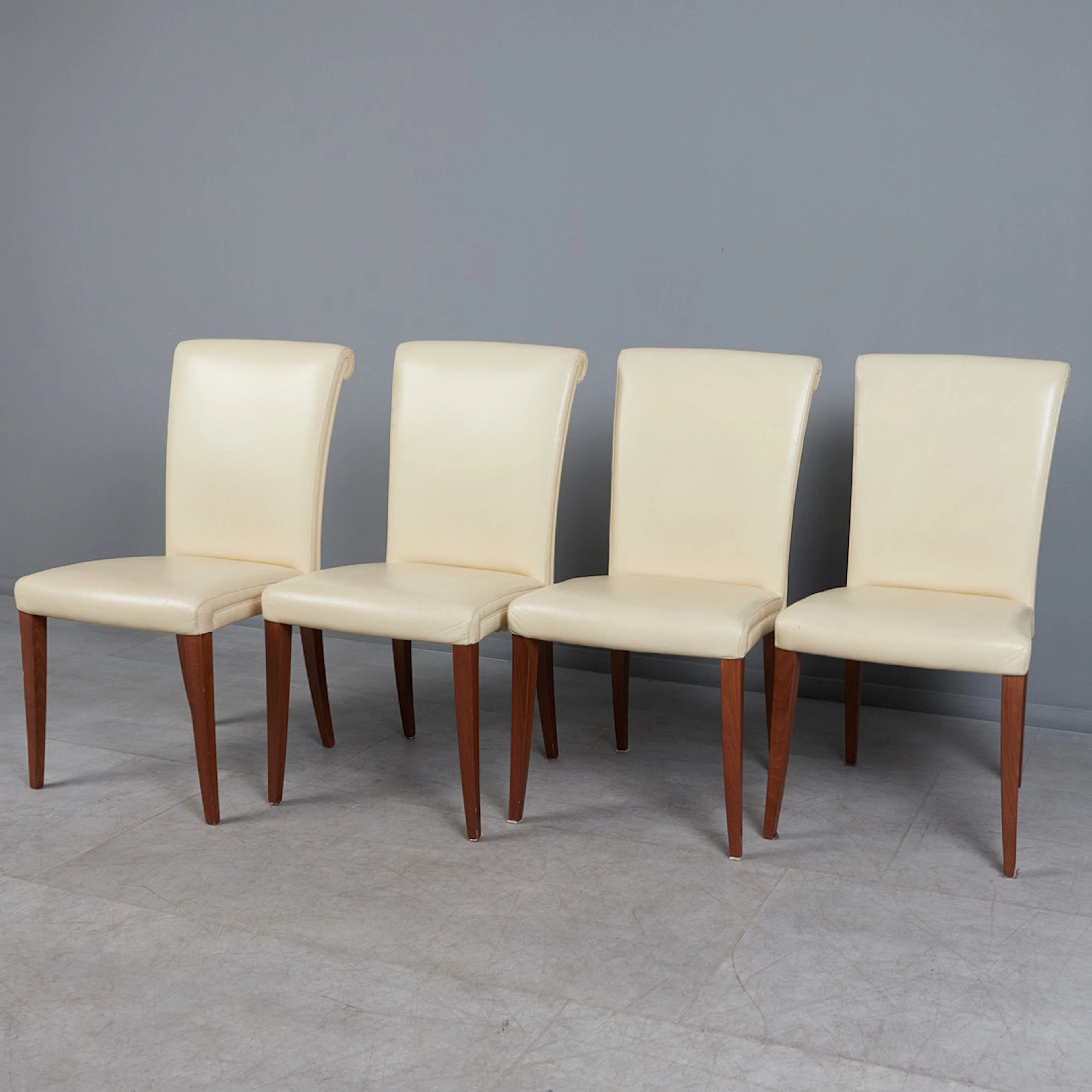 Poltrona Frau, 4 Stühle, creme-farben, Italien. (4).