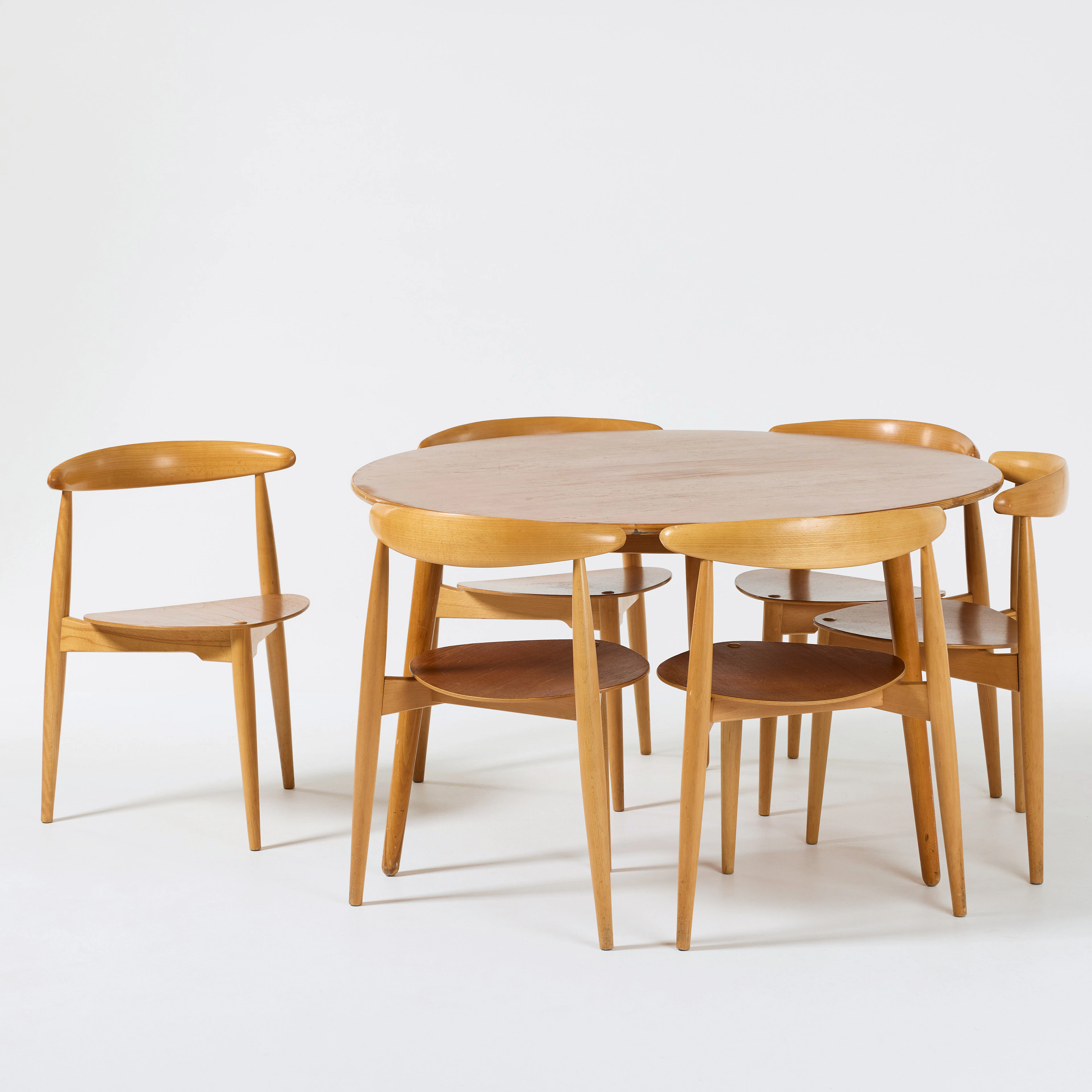 HANS J WEGNER. "Hjertegruppen", stolar, sex stycken samt matbord