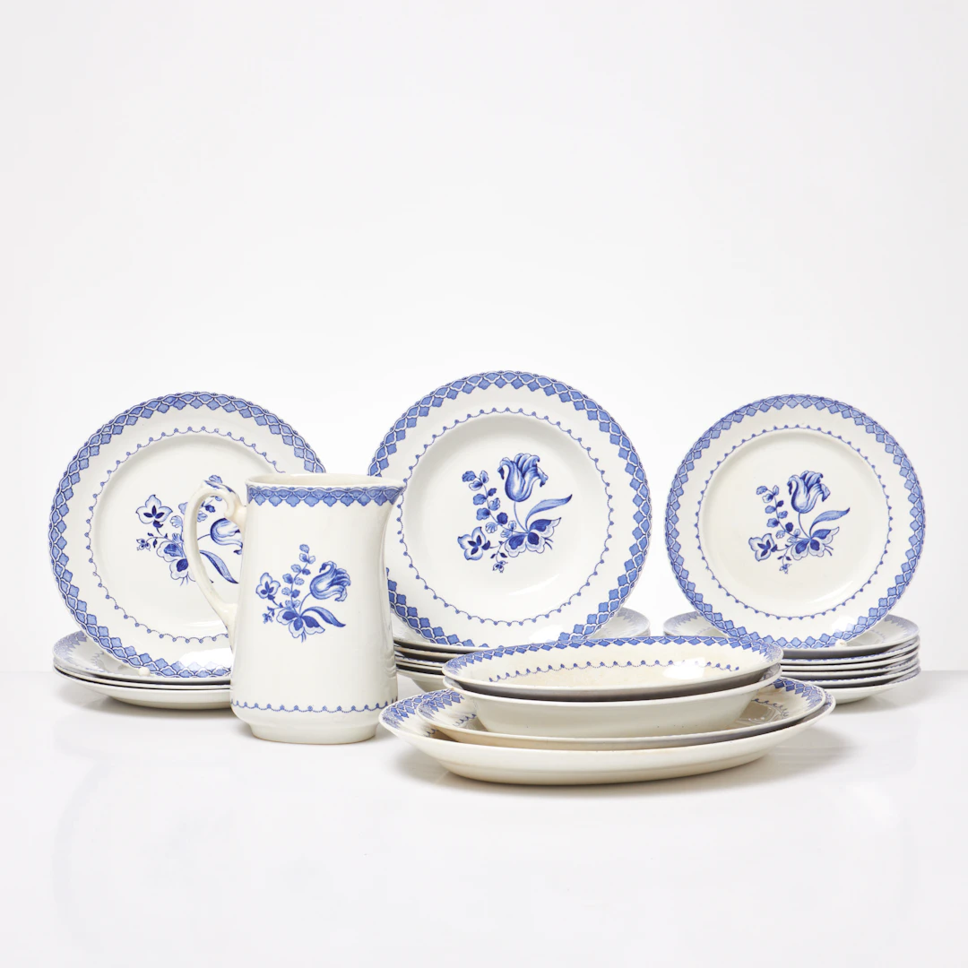 GUSTAVSBERG, 21 dlr "Regina", med dekor av blomma, flintgods.