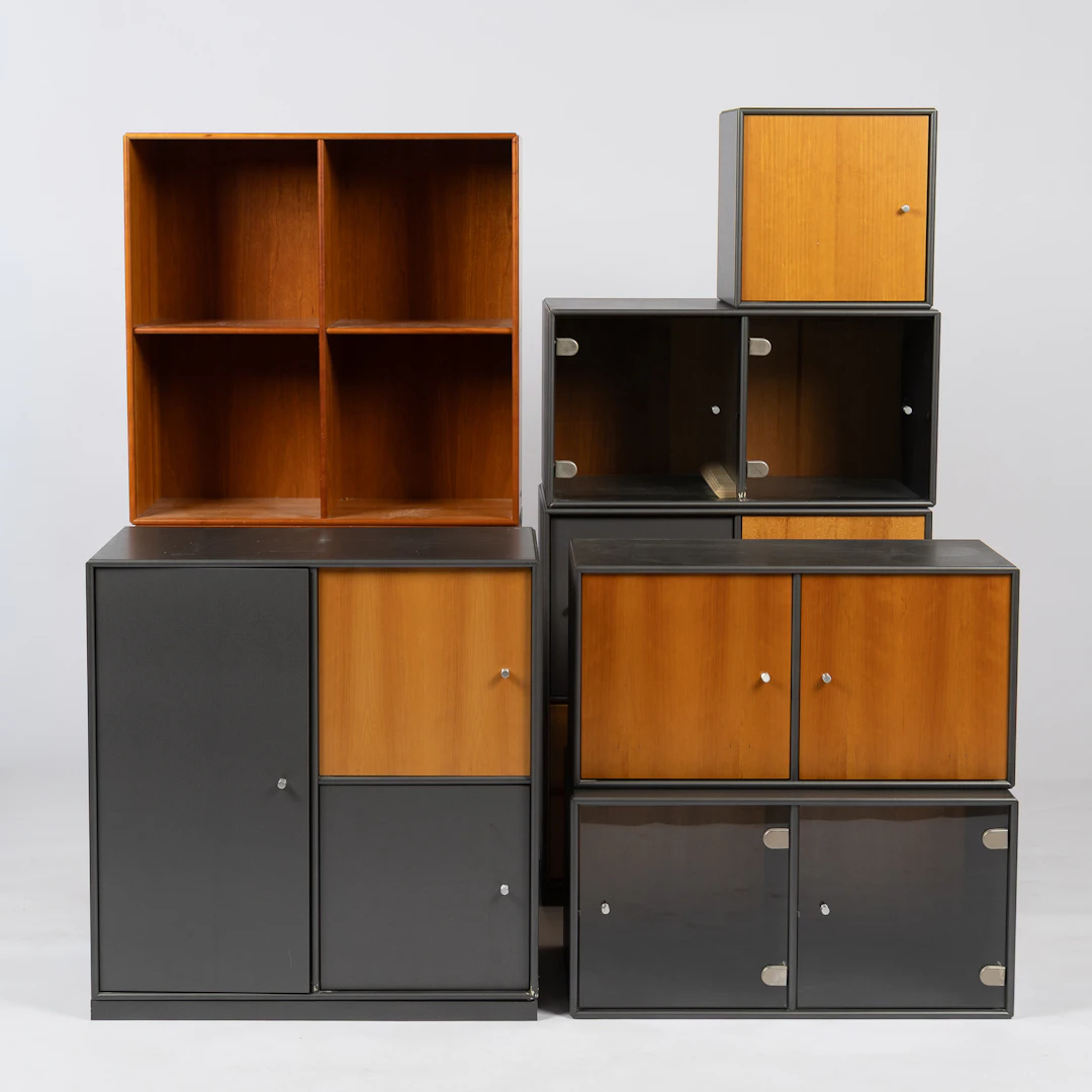 PETER J. LASSEN. Hyllsystem, 8 delar, Montana, laminat, faner av körsbär, glas.