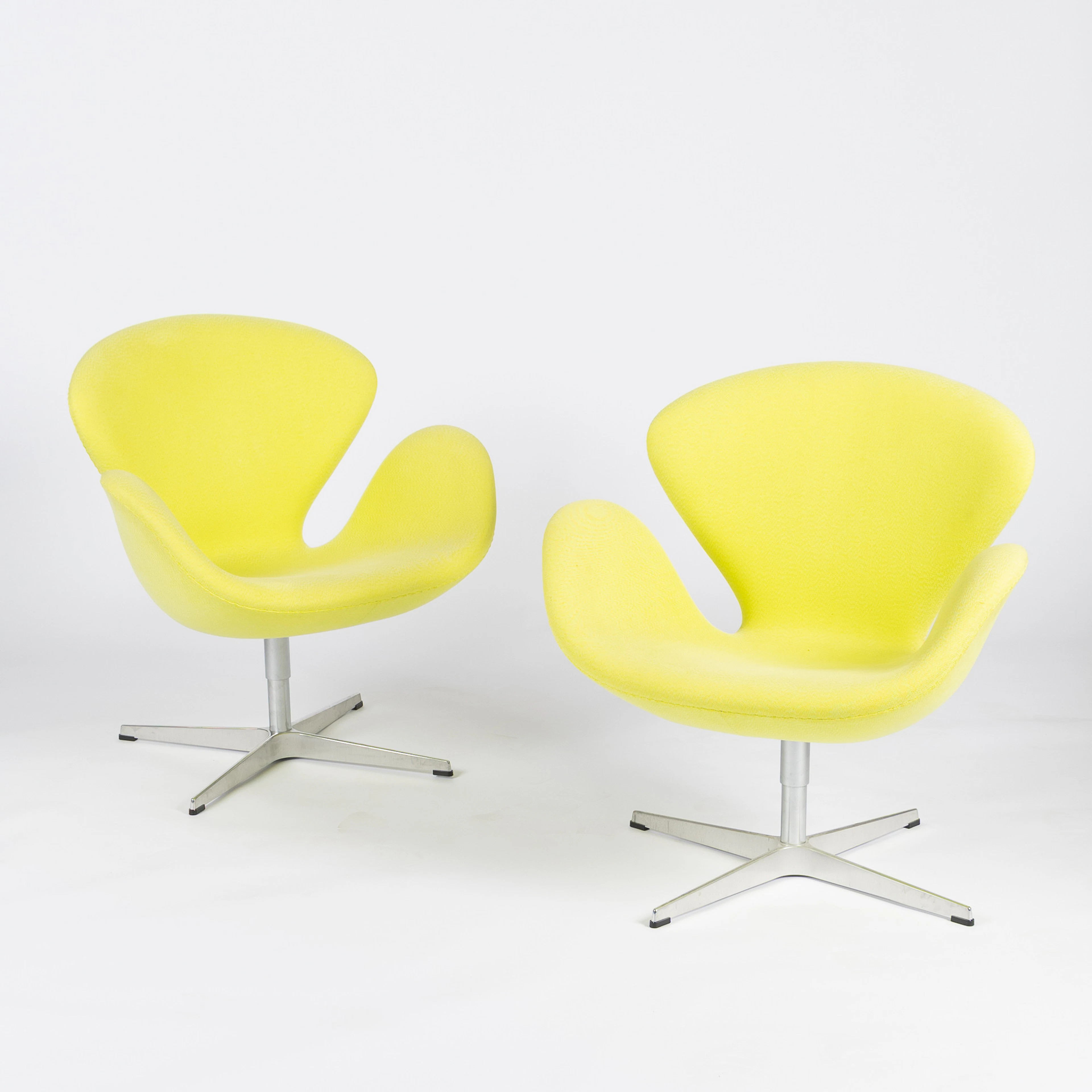 ARNE JACOBSEN. "Svanen", fåtöljer, ett par, Fritz Hansen.
