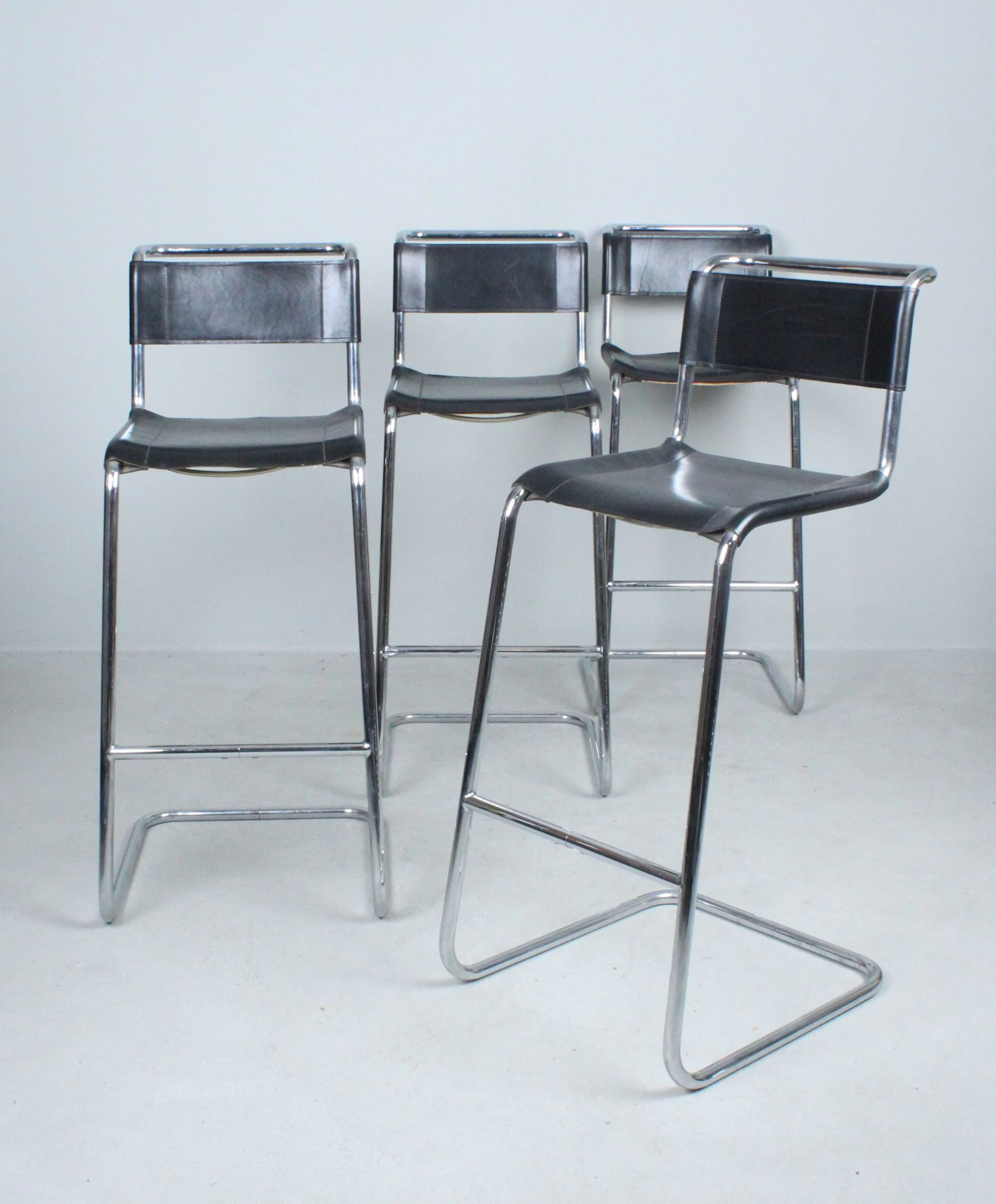 MART STAM. für Thonet, 4 Barhocker, Modell '' S39 L '' Leder, Chrom ,1970er.
