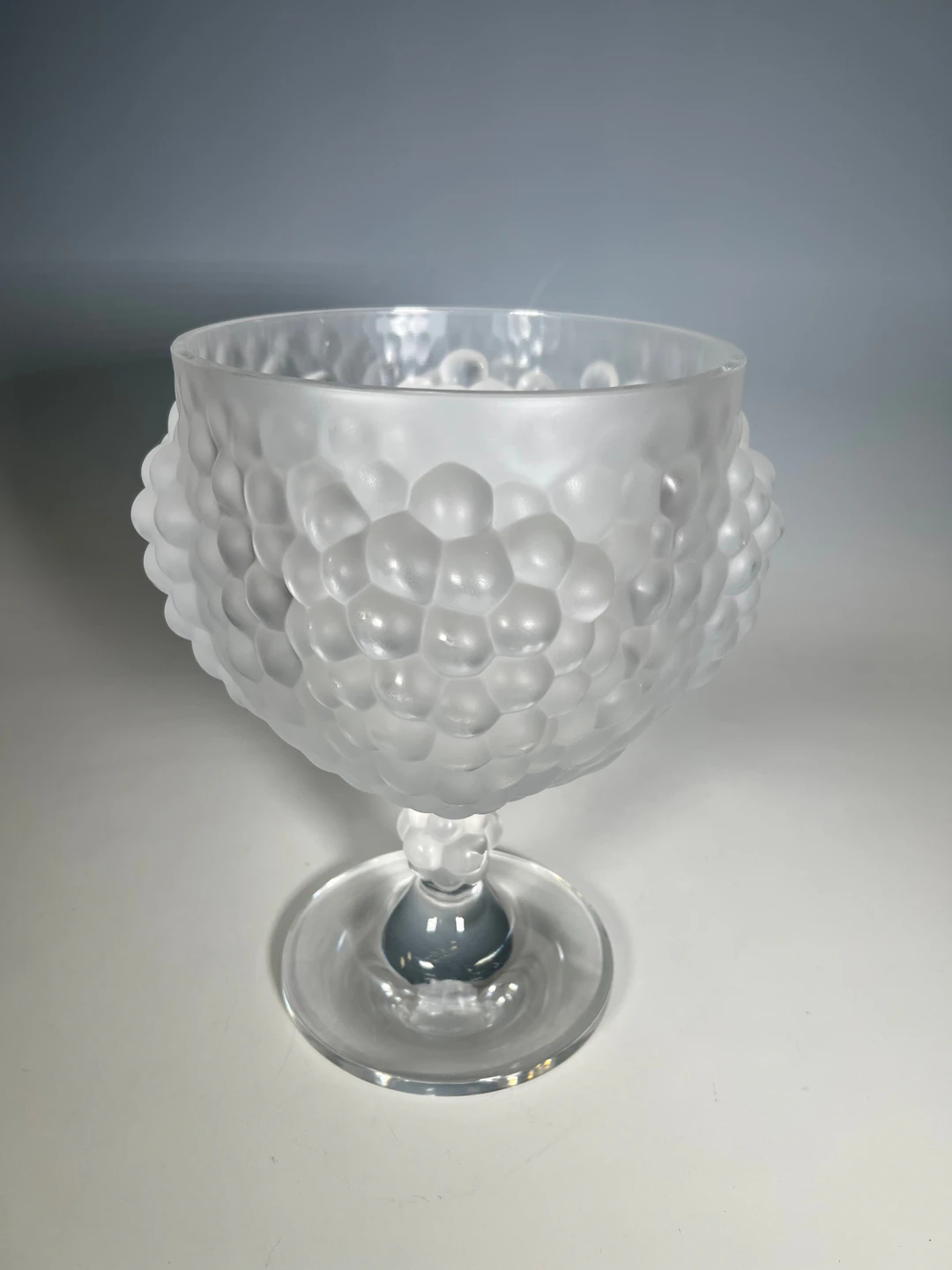 RENÉ LALIQUE. Großer Pokal mit Weintrauben, 2. Hälfte 20.Jh.