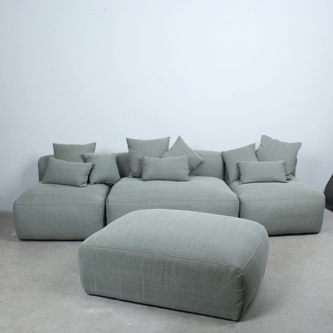 PRIMAVERA. 3-teiliges Modulsofa und Hocker mit 9 Kissen, Stoff.