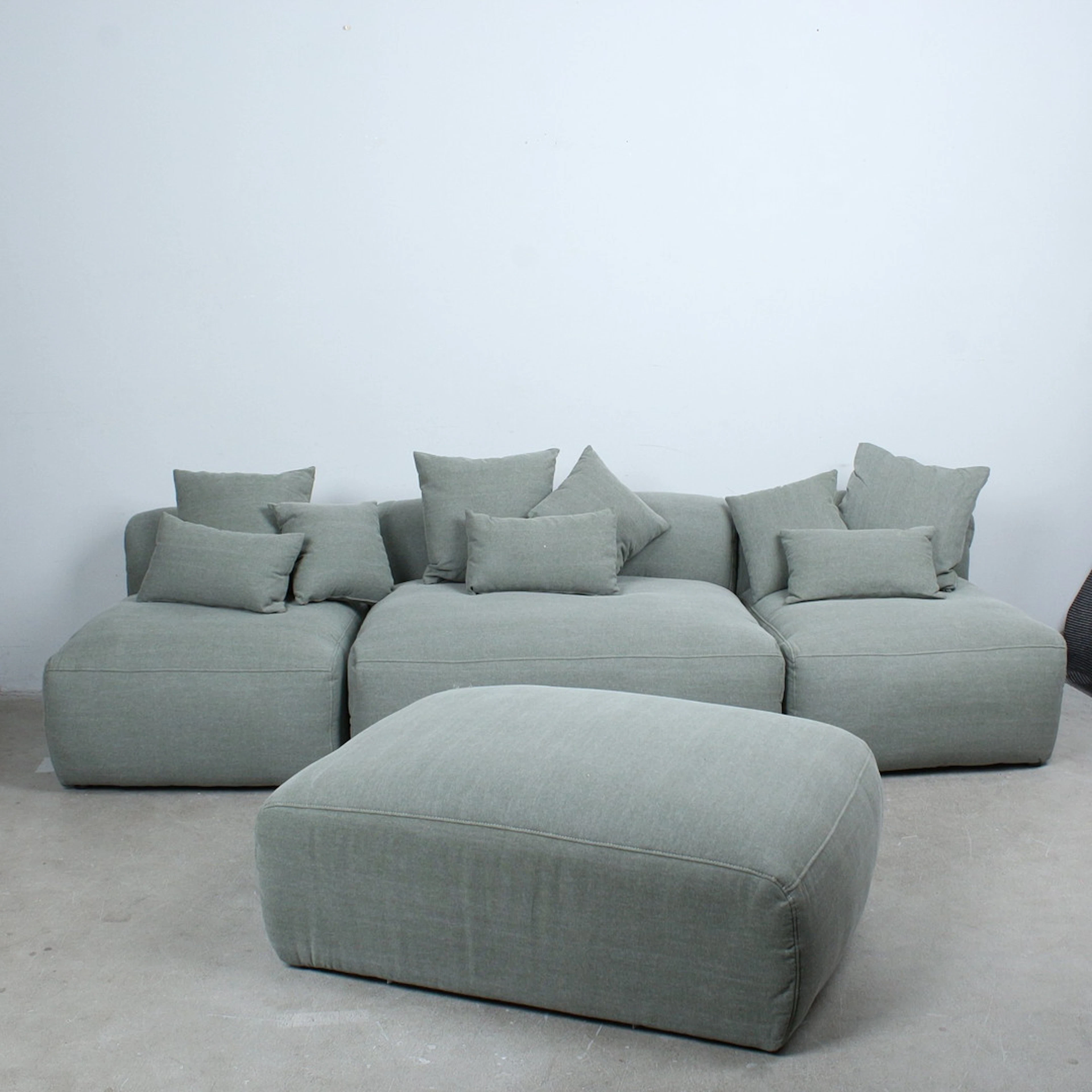PRIMAVERA. 3-teiliges Modulsofa und Hocker mit 9 Kissen, Stoff.