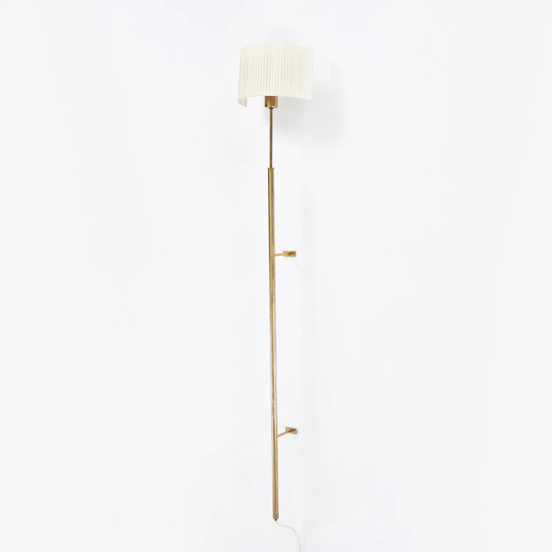 VÄGGLAMPA. 1900 talets mitt, Swedish Modern, mässing, plisserad lampskärm.