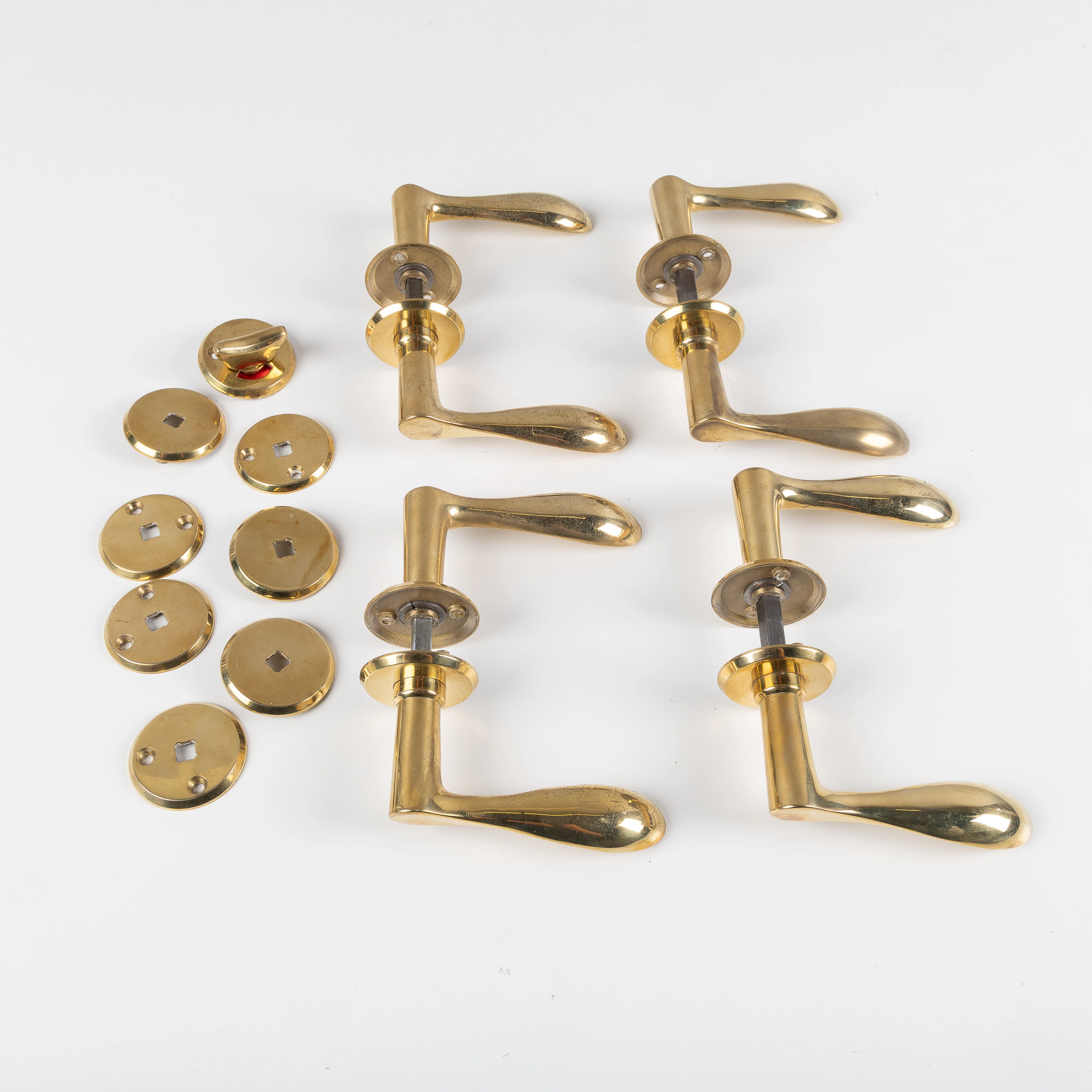 ARNE JACOBSEN. Dörrhandtag "AJ111", 4 par, 8 låsbrickor, mässing, 1976.