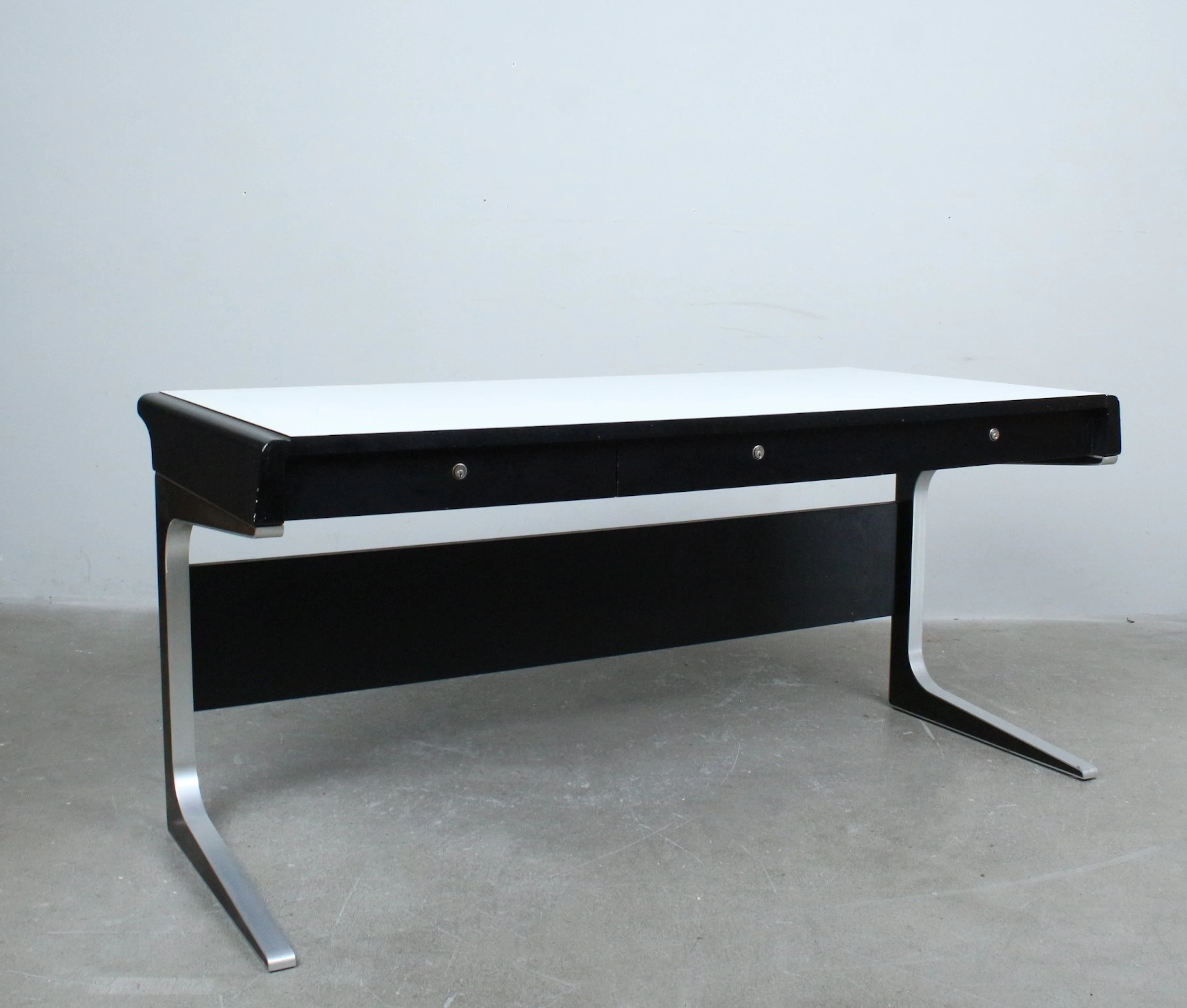 ALEX LINDER. Schreibtisch / Desk der 1970er Jahre, Holz, Metall, Dänemark.