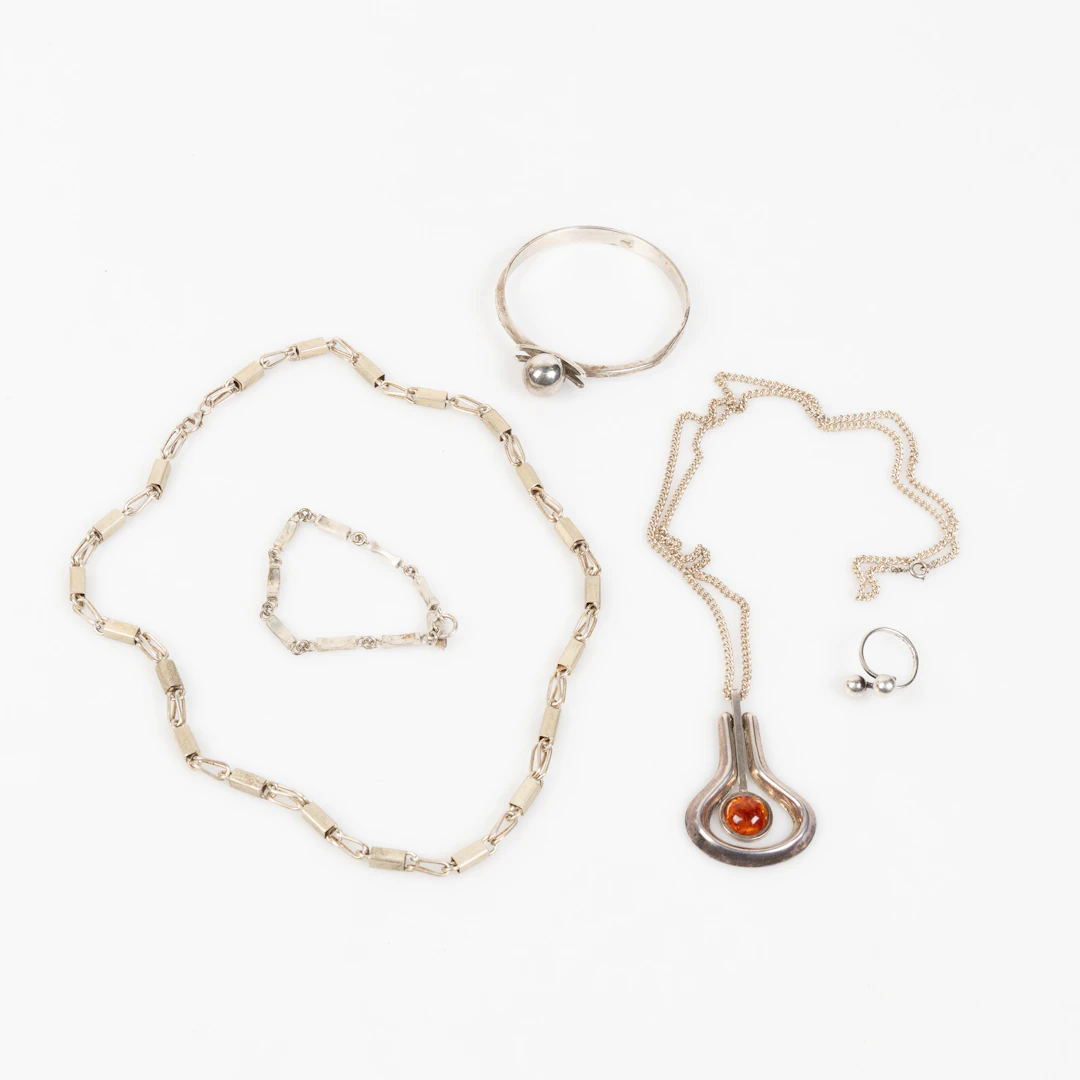 HALSSMYCKEN, ARMBAND & RING, 5 delar, omkring 1900-talets mitt, silver
