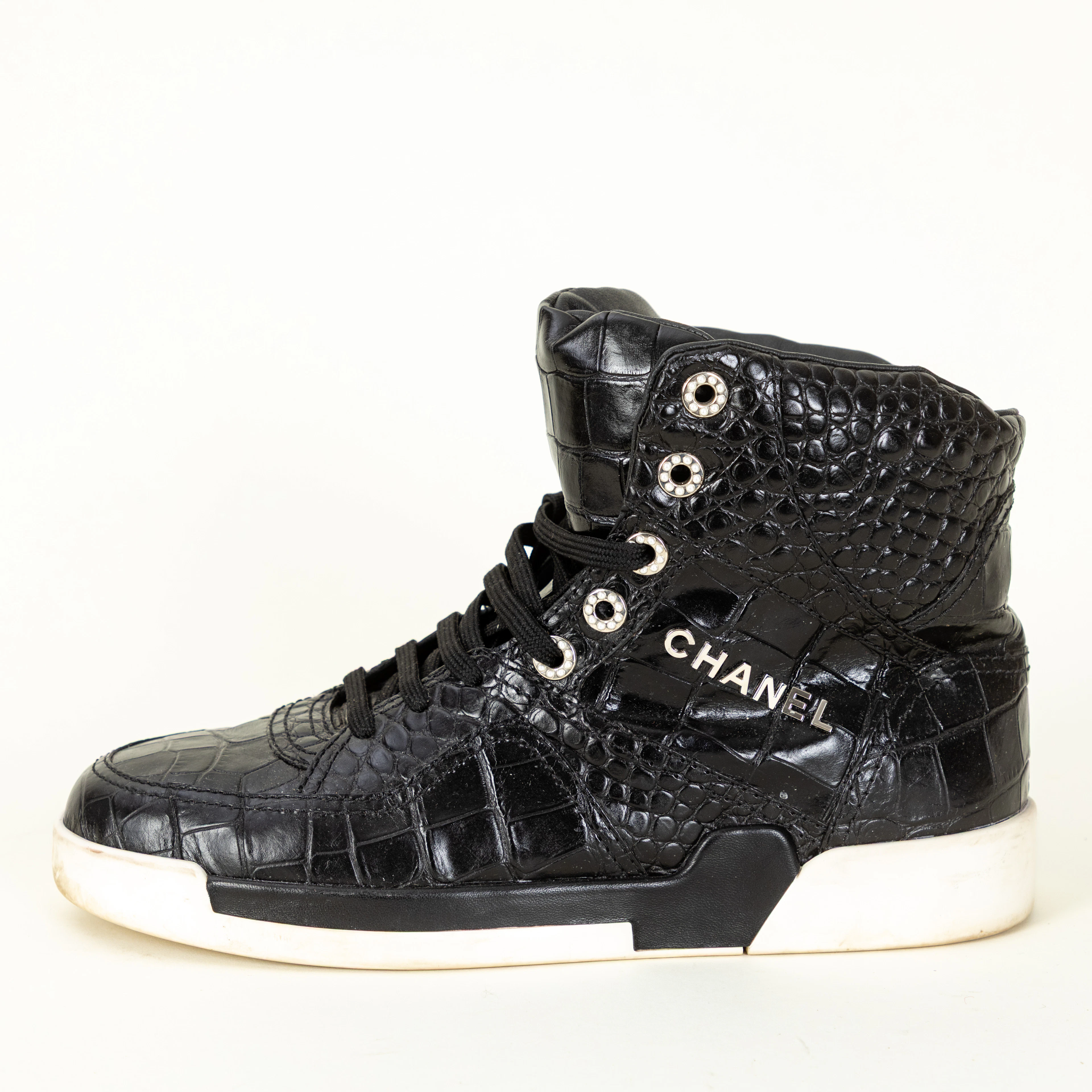 CHANEL. Sneakers, Leder mit Prägung in Kroko-Optik, 41C.
