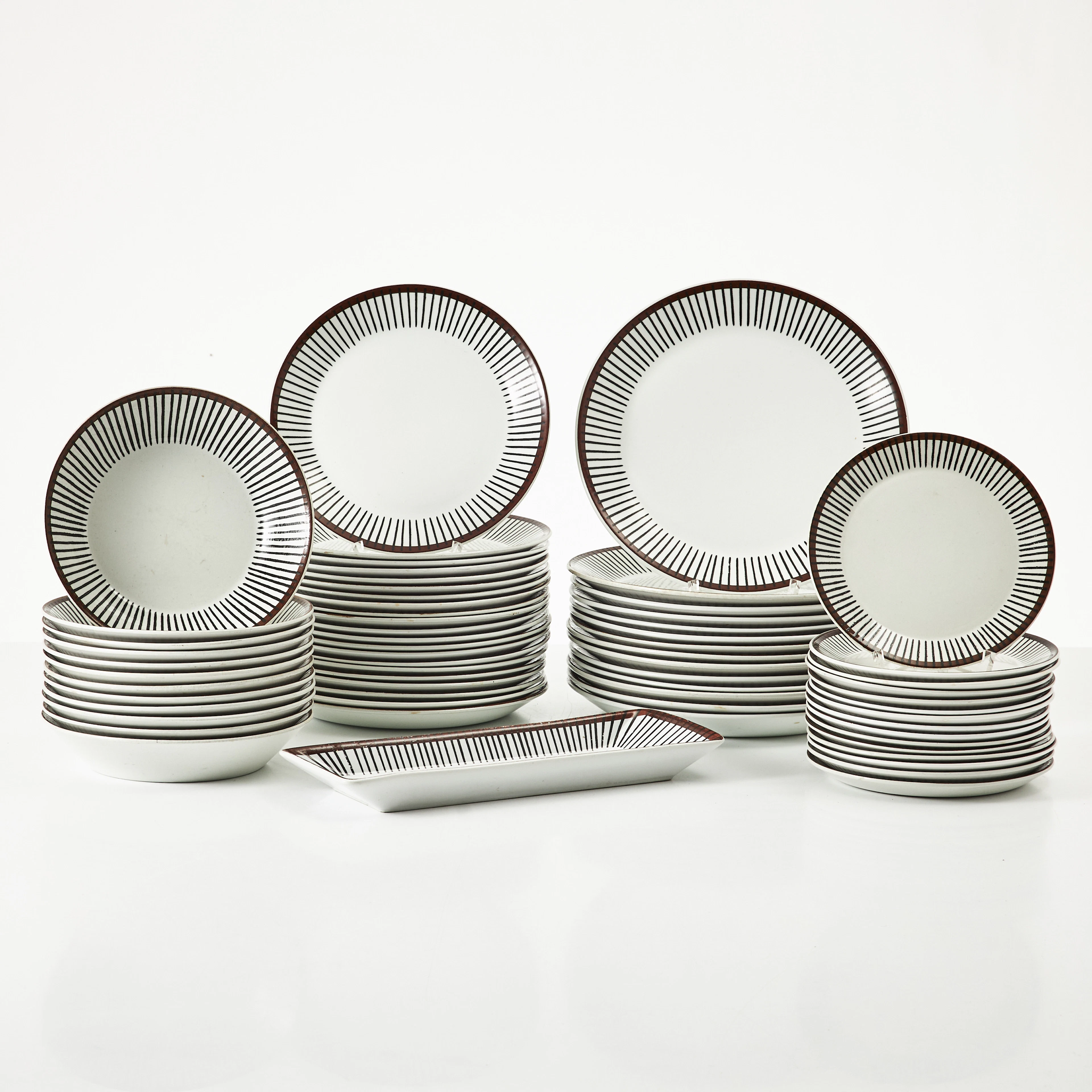 STIG LINDBERG. Matservisdelar "Spisa ribb" 63 stycken, flintgods, Gustavsberg.