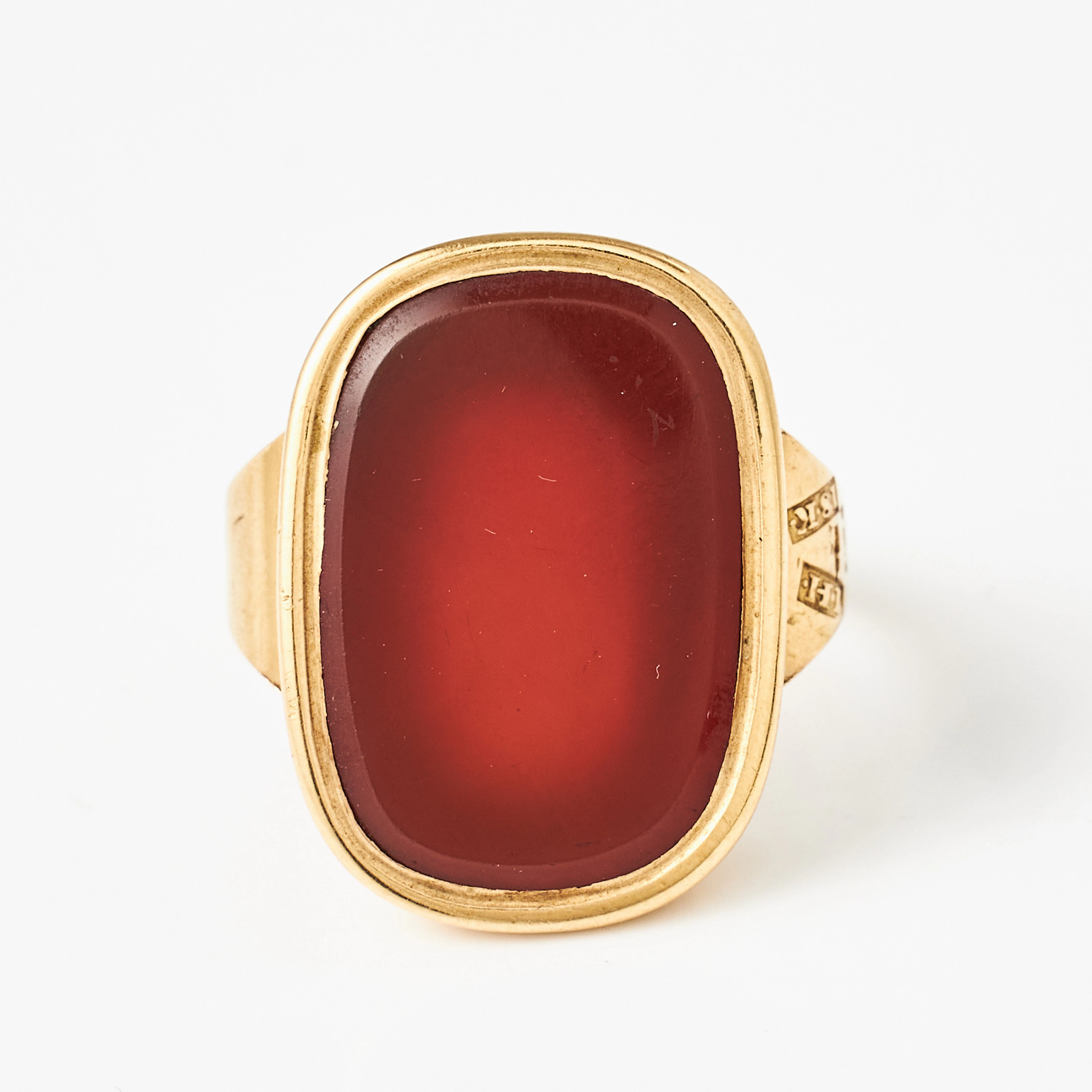 SIGNETRING, 18 k guld, planslipad karneol, empire, Jonas Holmer (verksam
