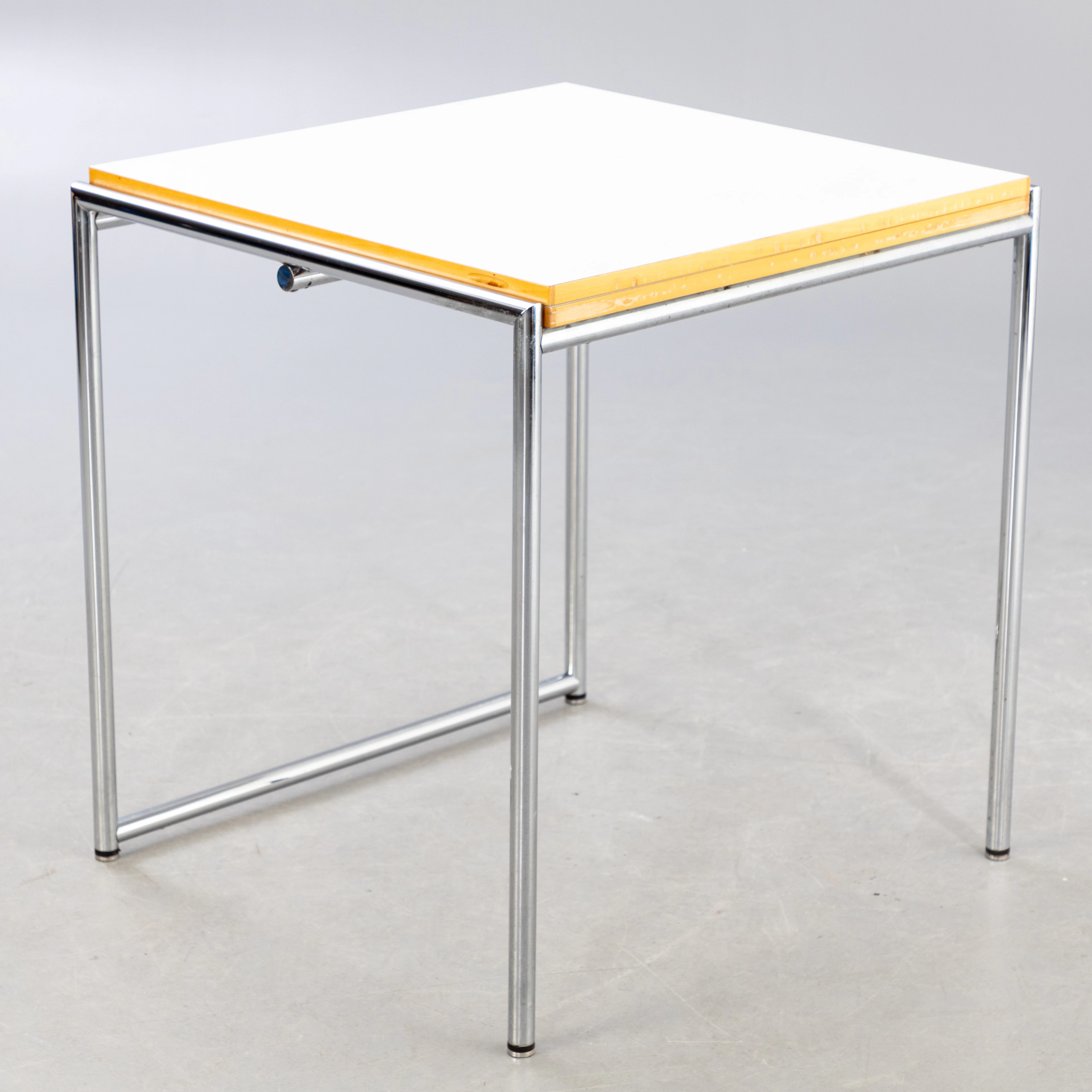 EILEEN GRAY. Classicon, „Jean“ Klapptisch.