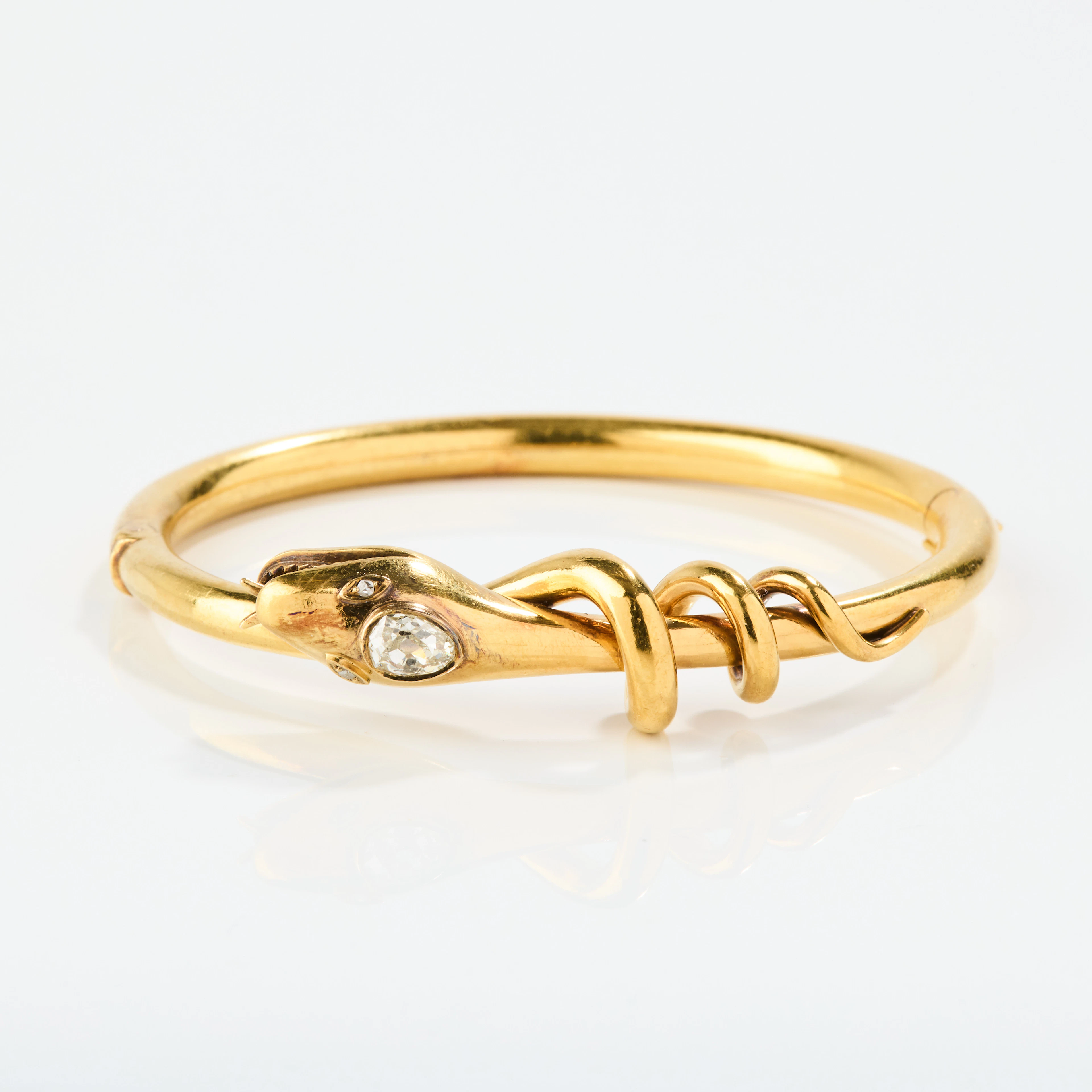 DROTTNING LOVISAS ARMRING, 18K guld med en diamant, omkring 1850.