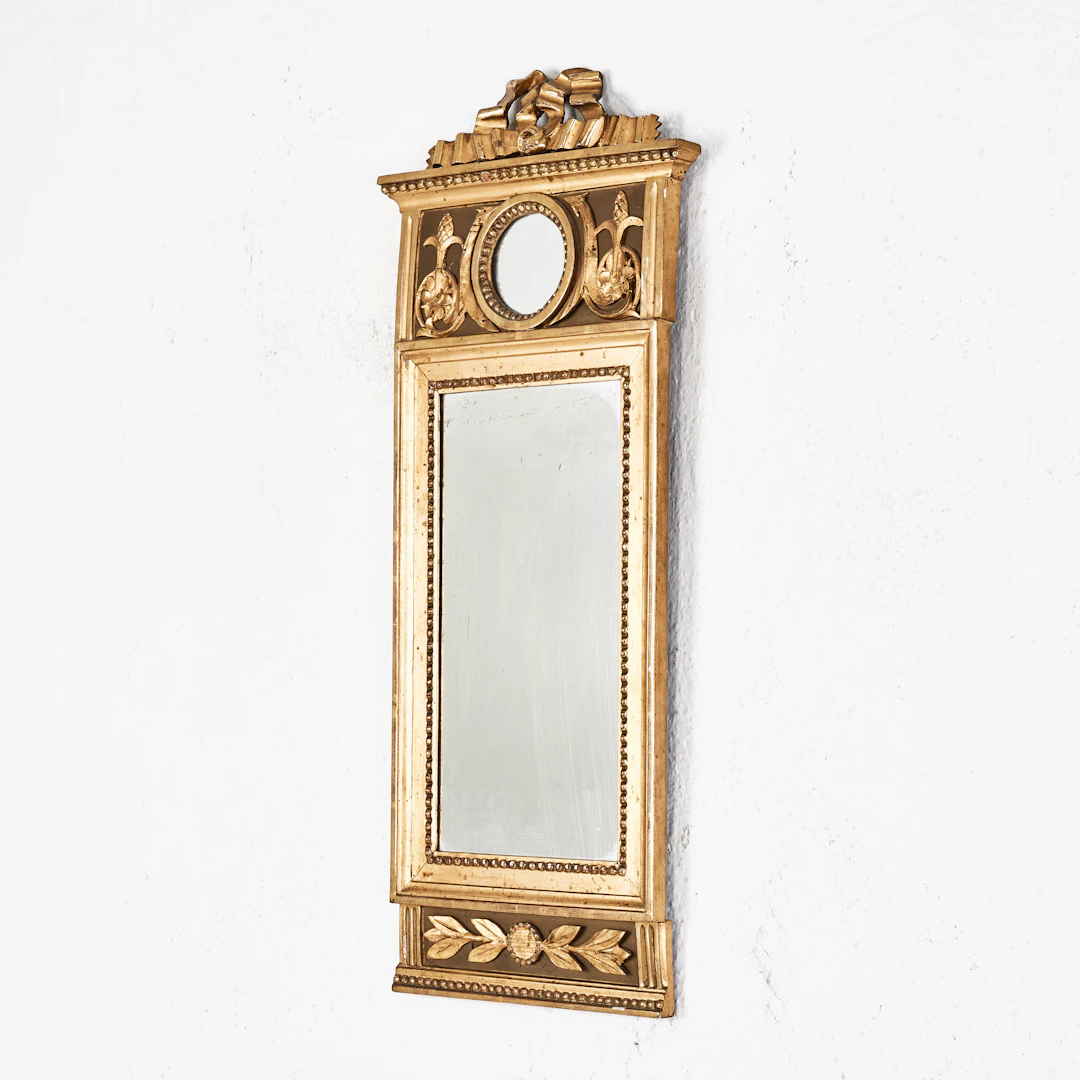 SPEGEL, 1800-talets början, sengustaviansk, skuren dekor, bronserad.