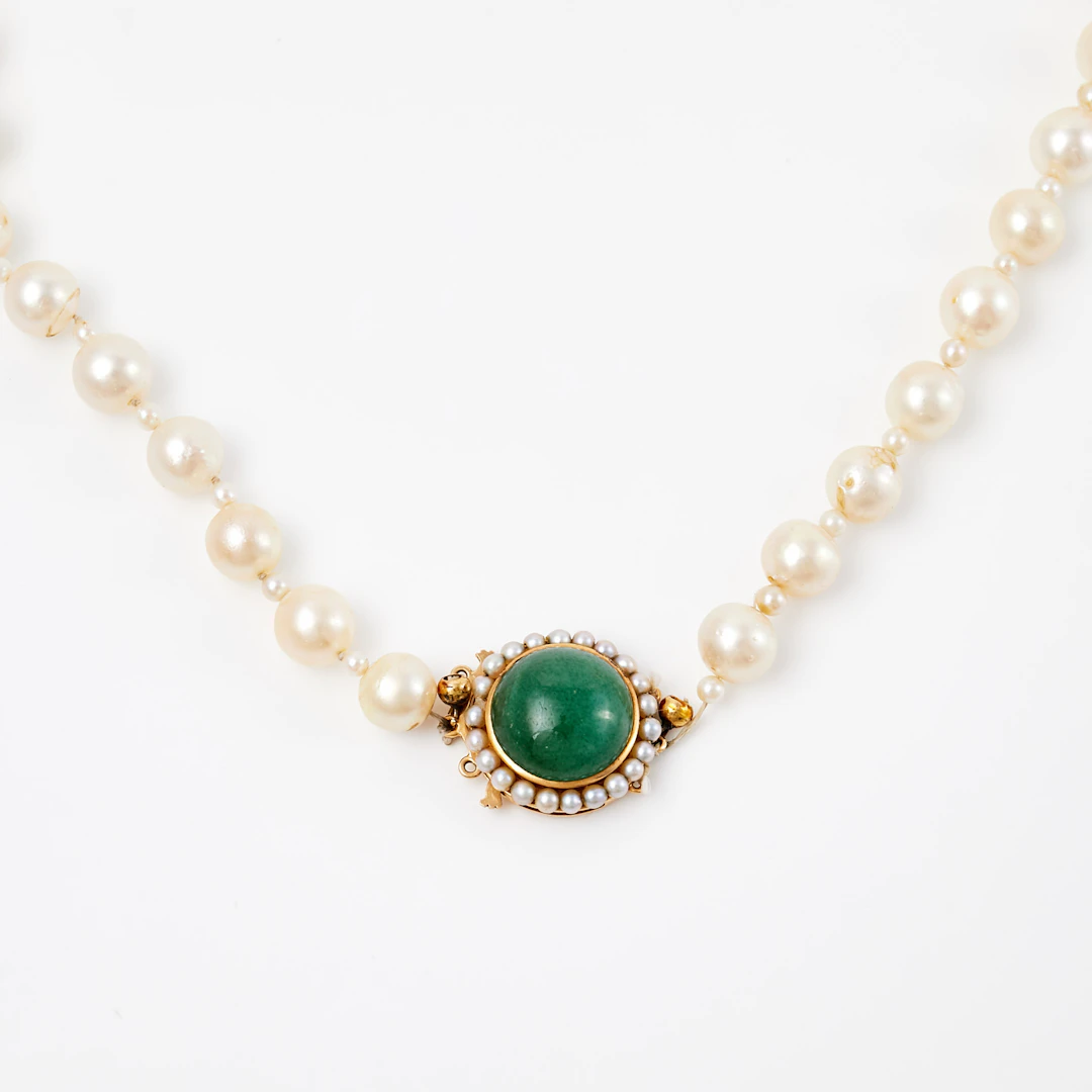 PÄRLCOLLIER, odlade vita saltvattenspärlor, ca 9,51-9,79 mm, mellanliggande