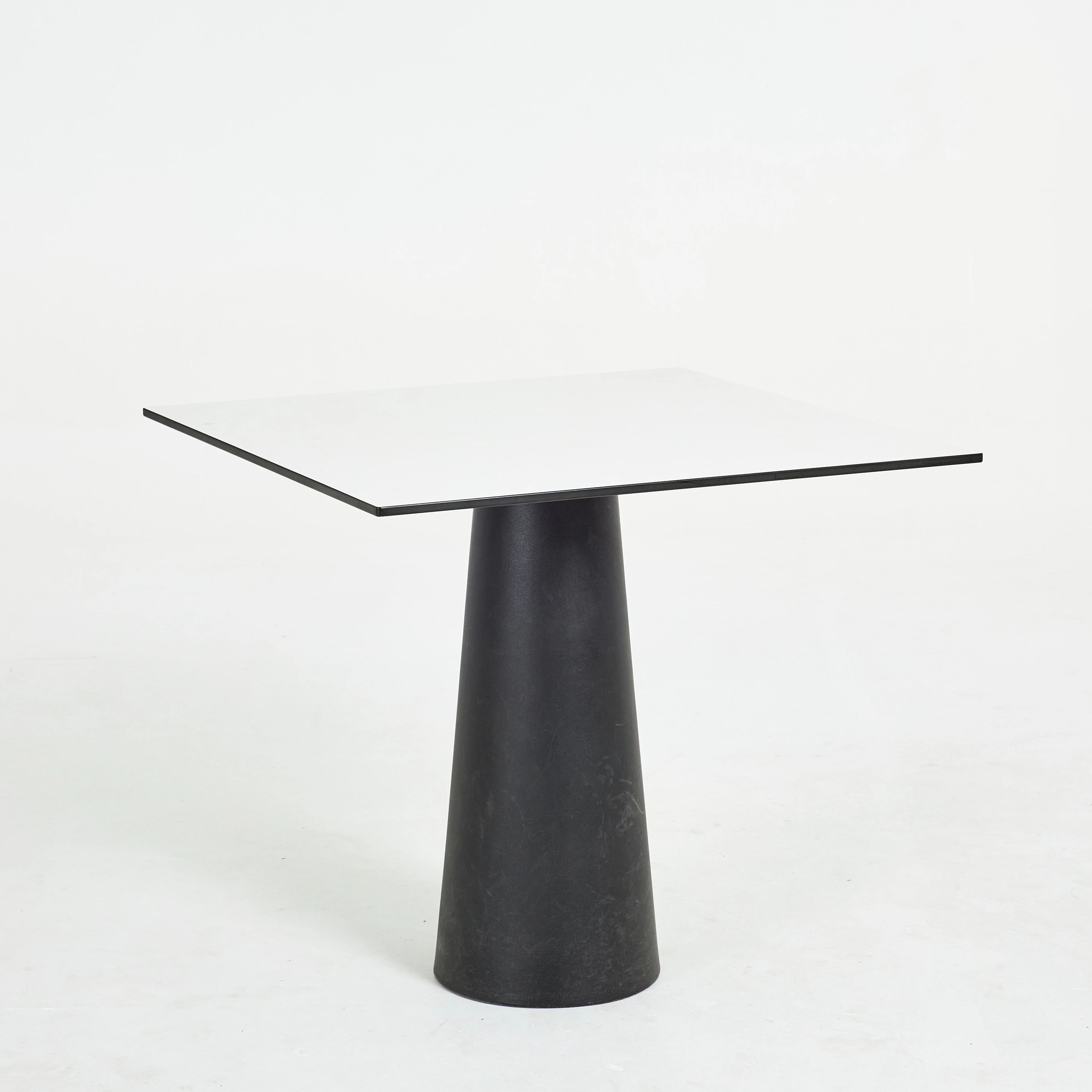 MARCEL WANDERS. Bord, "Container", för Moooi, skiva i laminat.