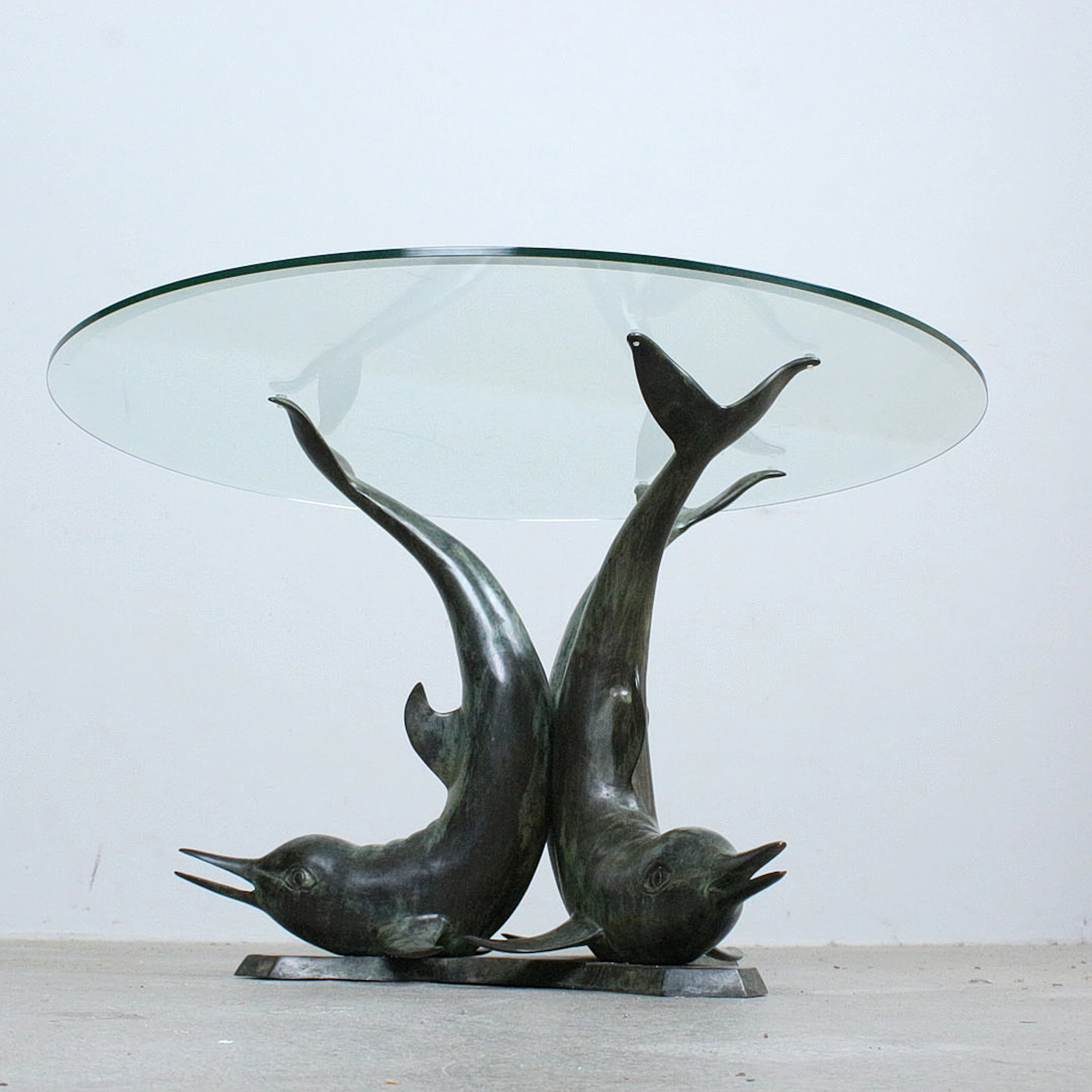 Skulpturaler Couchtisch / Coffeetable 'Three Dolphins ', Messing, Glas, 1970er.