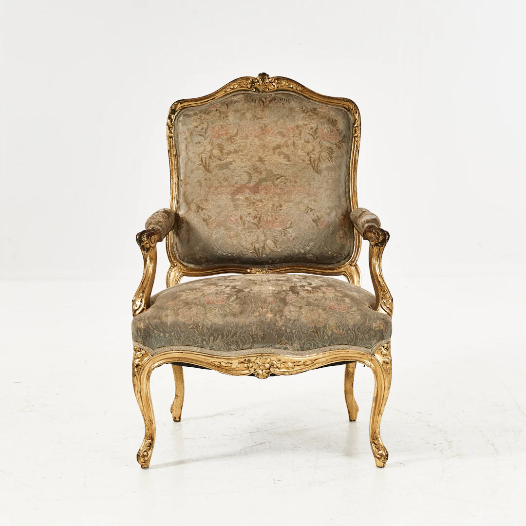 ARMLÄNSTOL, Louis XV-stil, omkring 1900, skuren dekor, förgylld.
