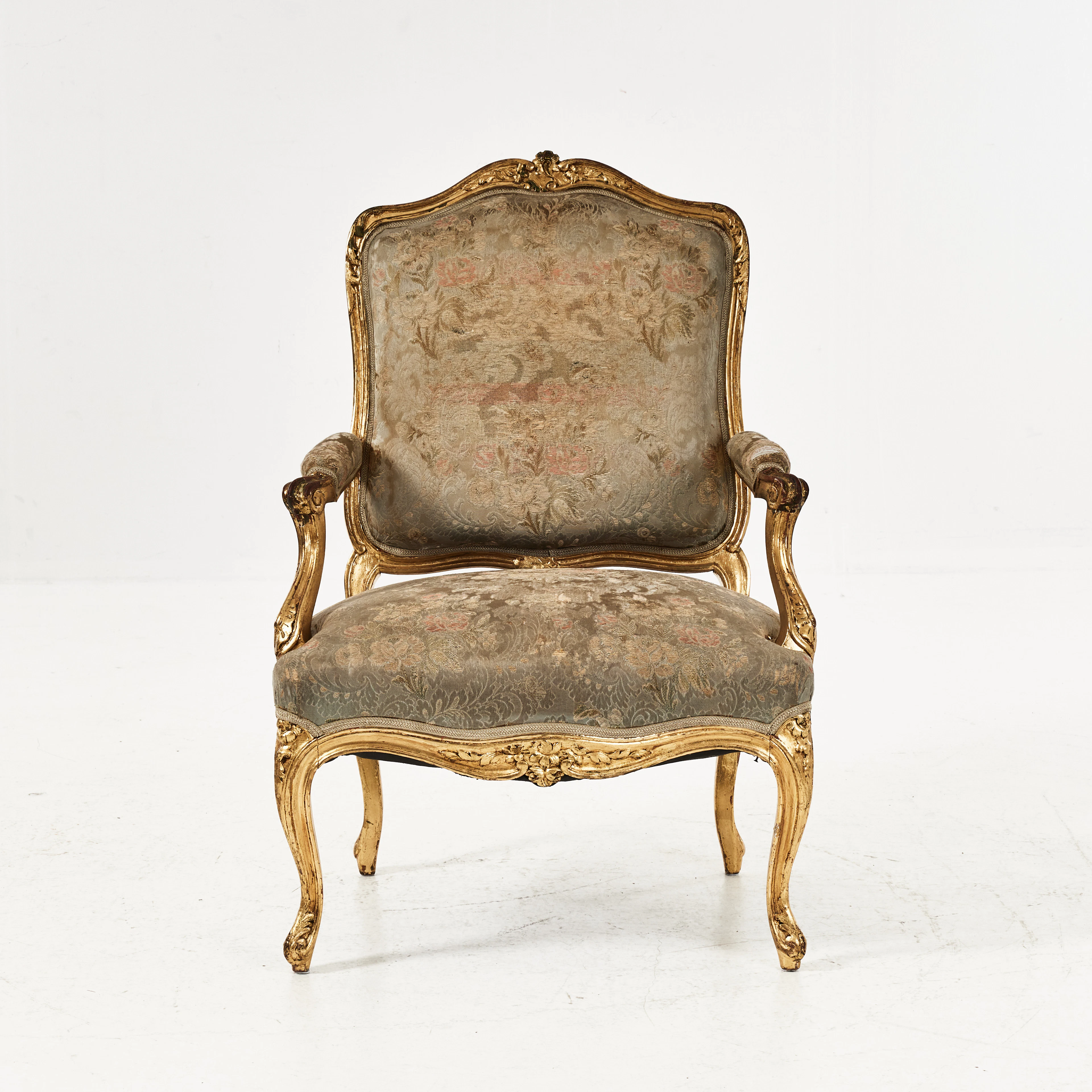 ARMLÄNSTOL, Louis XV-stil, omkring 1900, skuren dekor, förgylld.