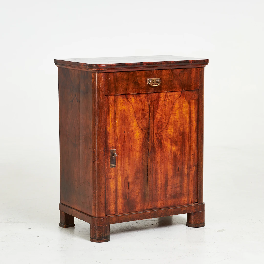 SKÅP. Jugend, 18/1900 tal, mahogny, cylinderformade fötter, beslag i mässing.
