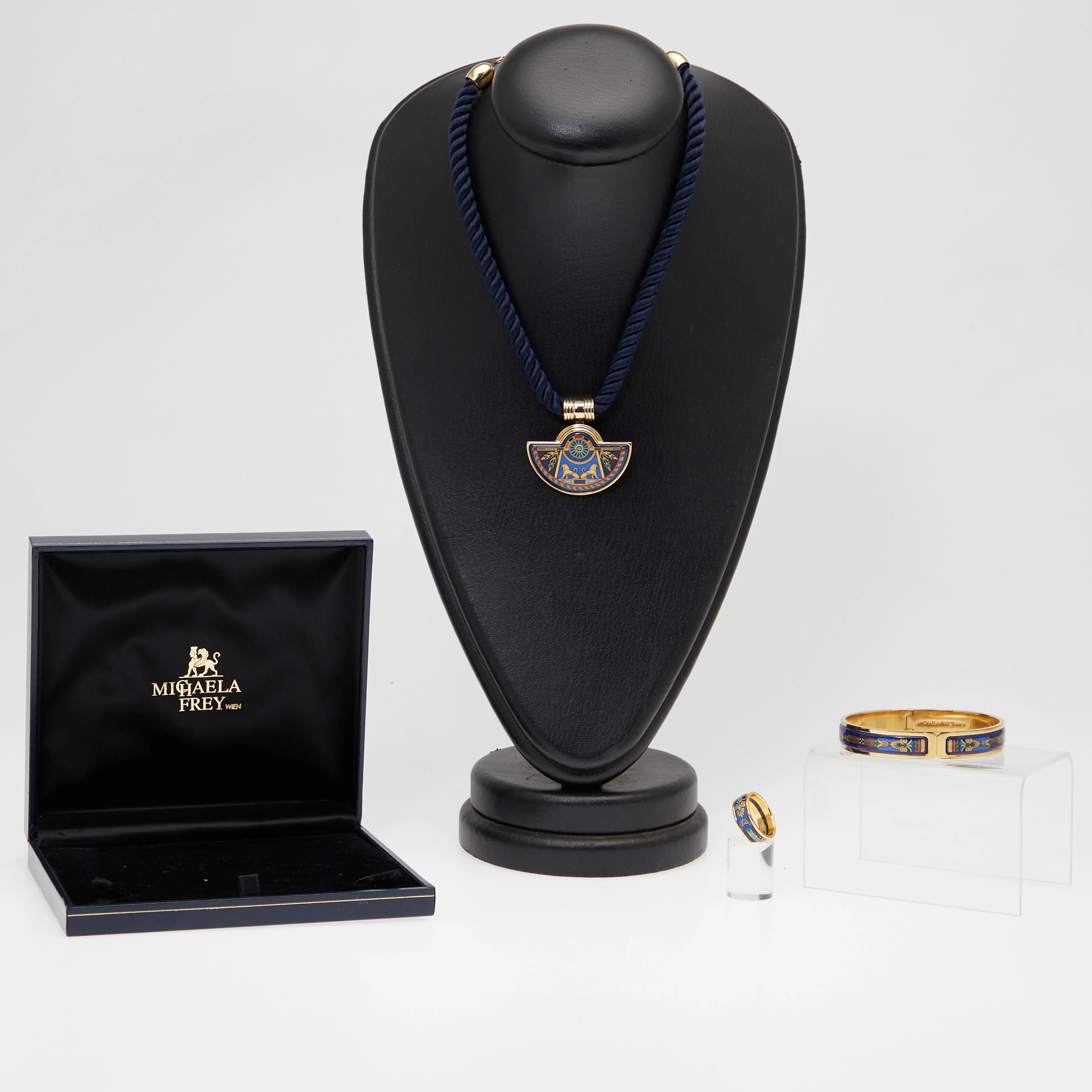 MICHAELA FREY. Schmuck-Set, Kette, Armband, Ring, Österreich (3).