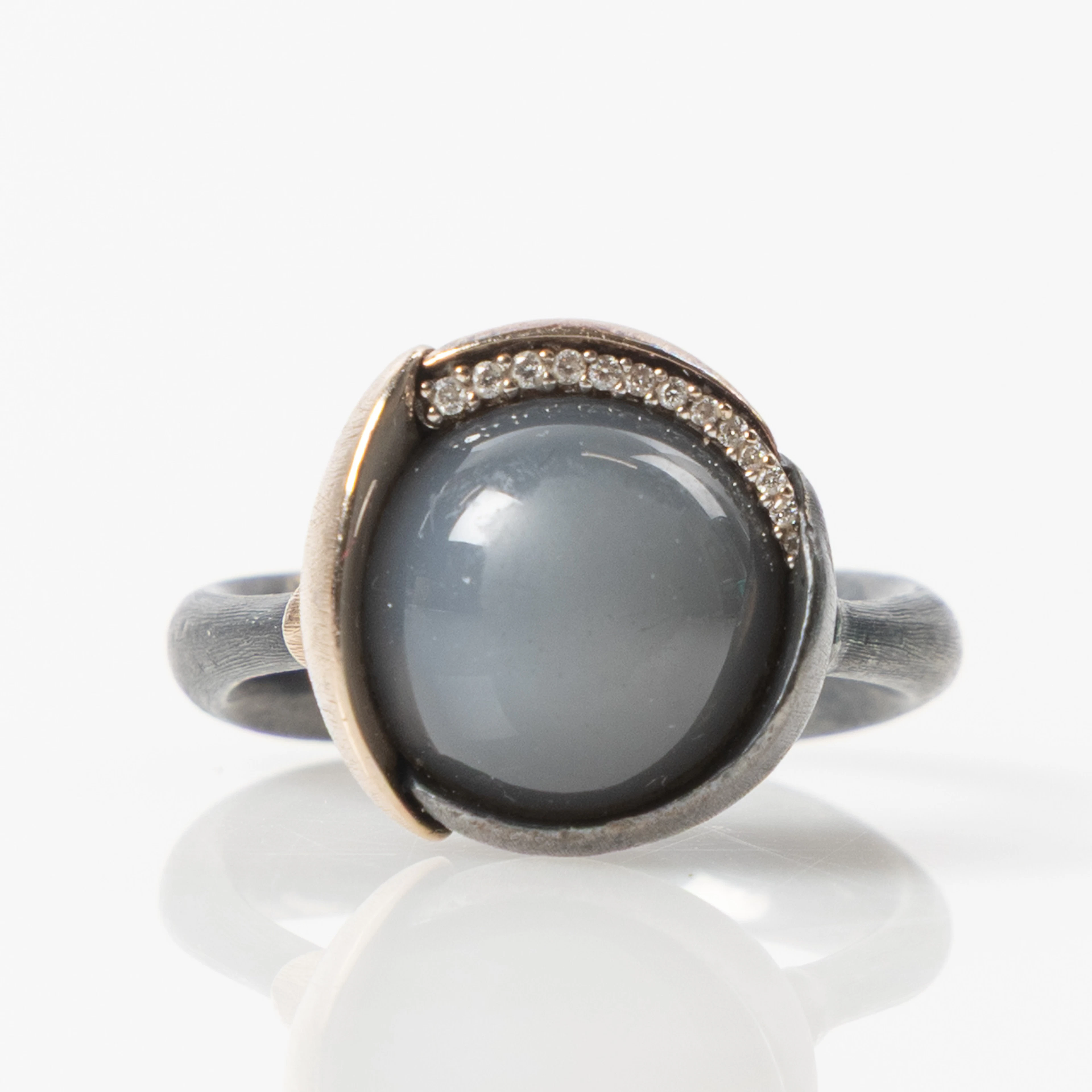 CHARLOTTE LYNGGAARD, ring, ”Lotus", oxiderat sterlingsilver och 18K