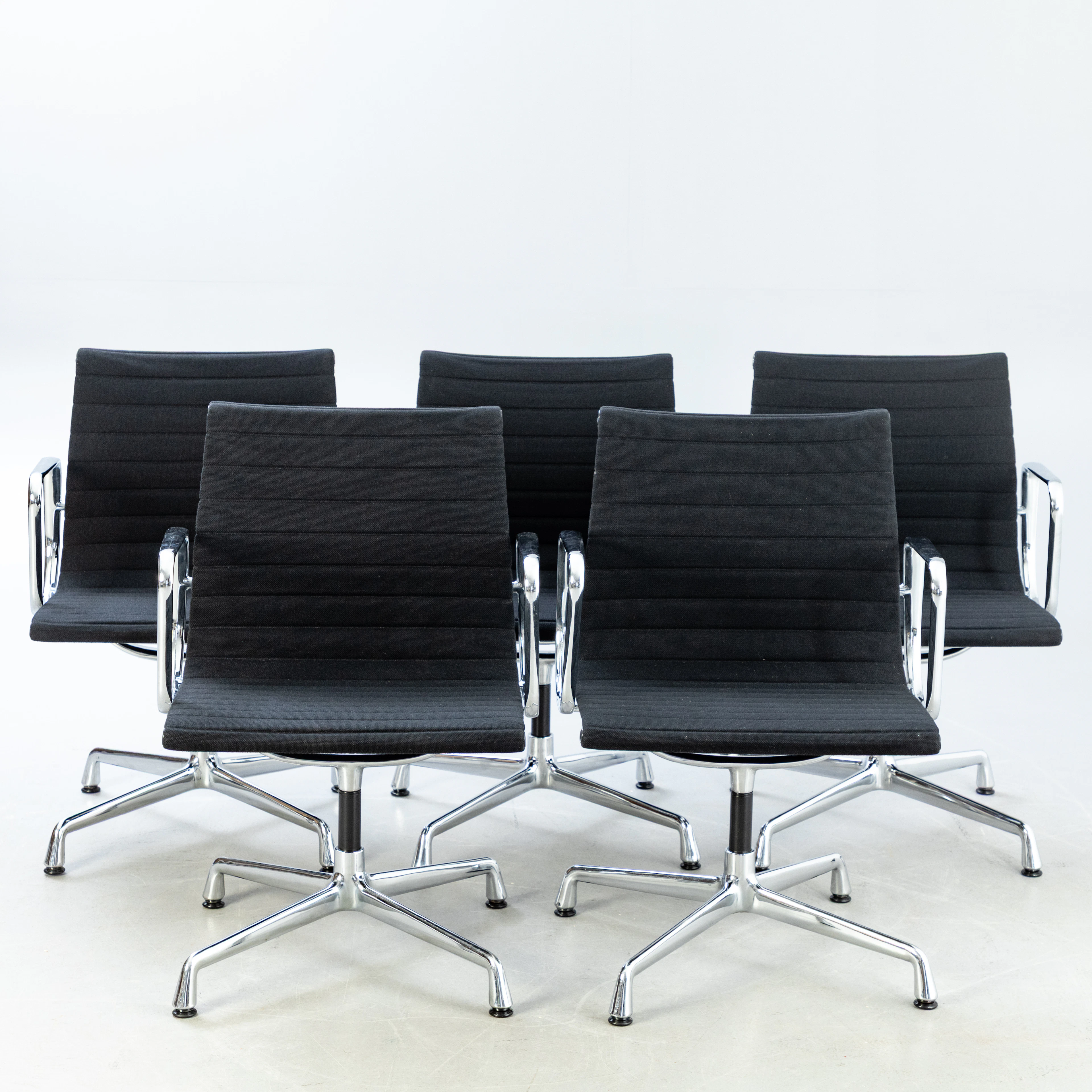 RAY & CHARLES EAMES. Vitra, fünf Aluchairs EA108, Hopsak (5).