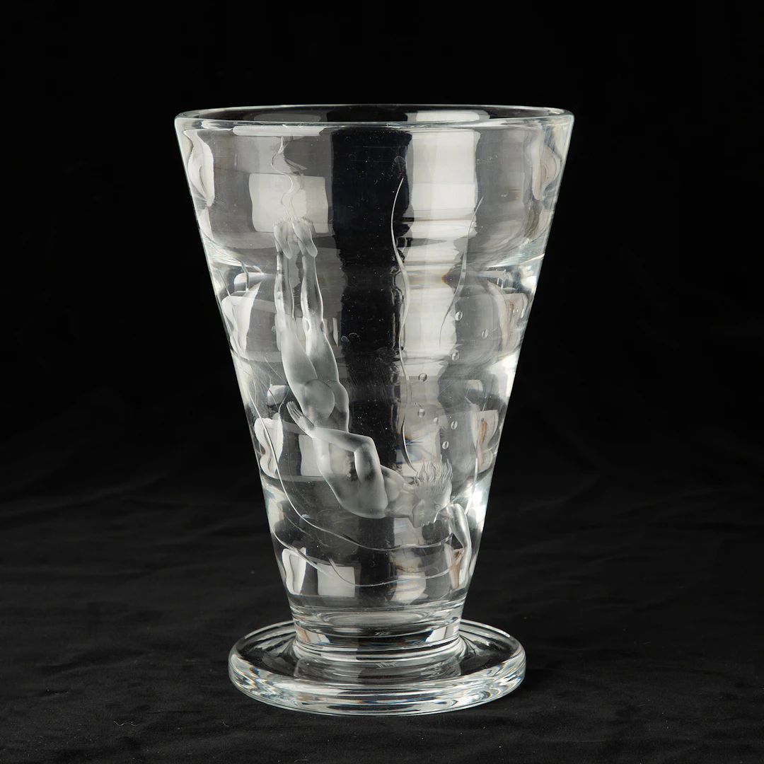 VICKE LINDSTRAND. Vas, "Pärlfiskaren", Optikblåst glas, Orrefors