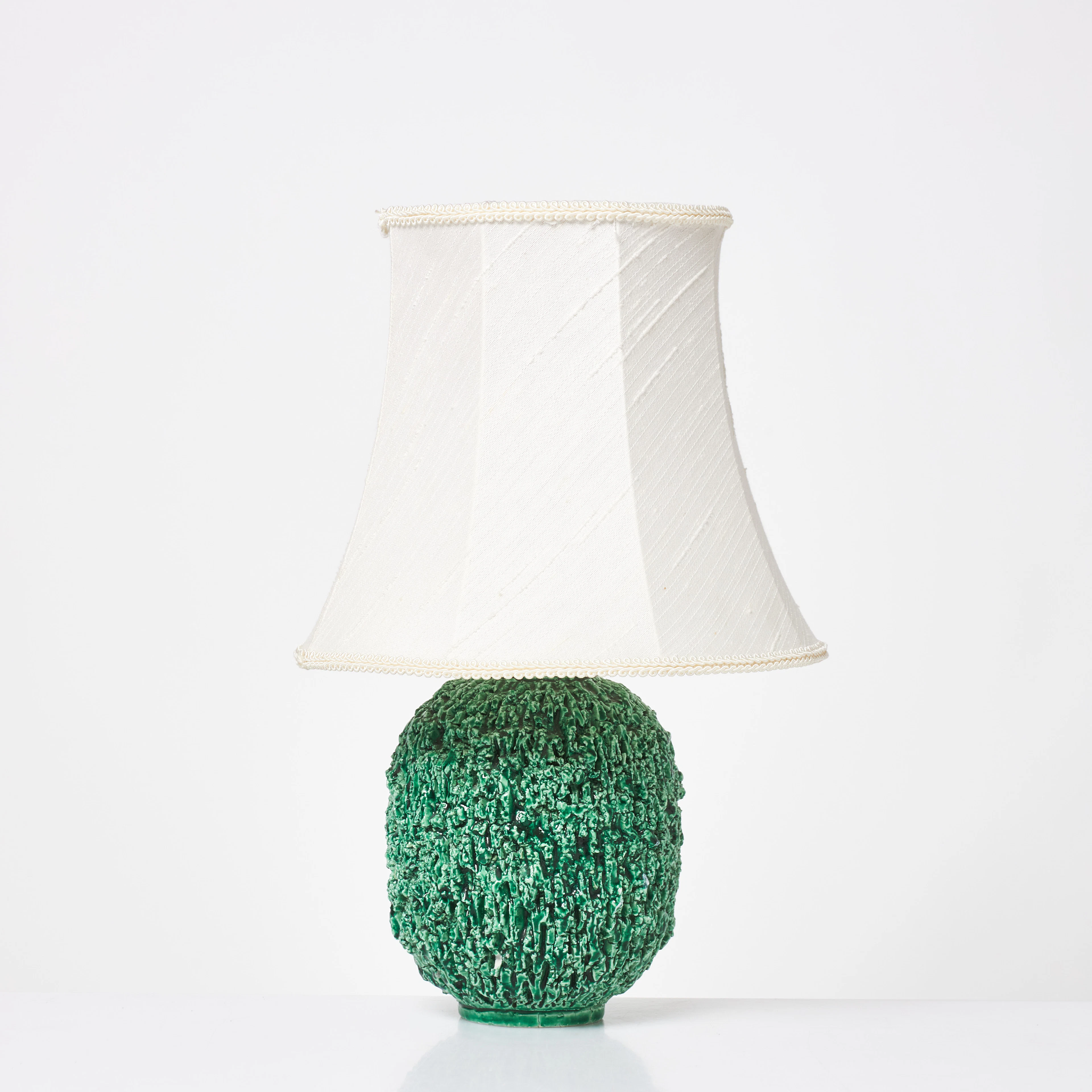 GUNNAR NYLUND. Bordslampa, "Igelkott", omarbetad vas, chamotterat