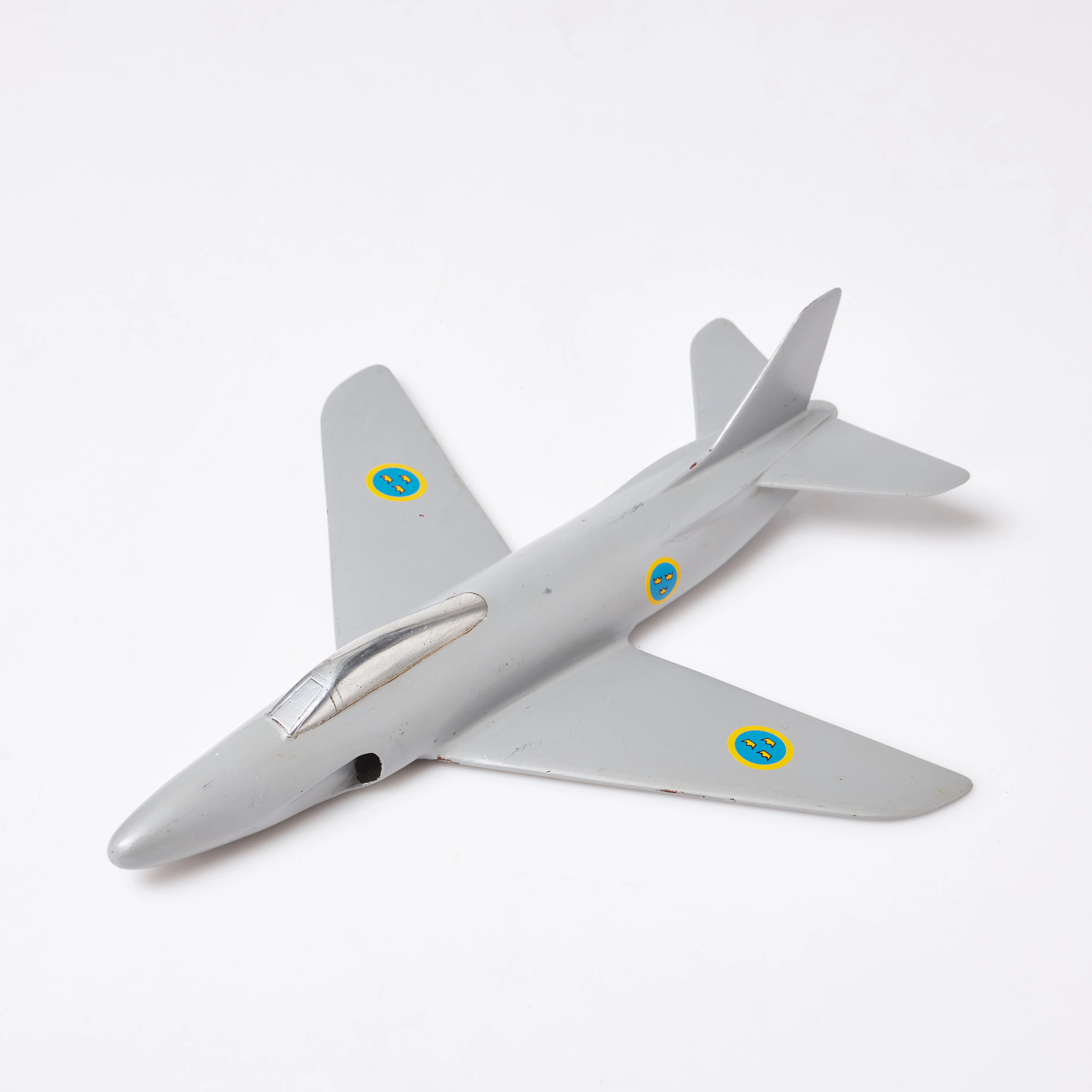 FLYGPLANSMODELL SAAB -32, "LANSEN", metall, väggstativ medföljer.